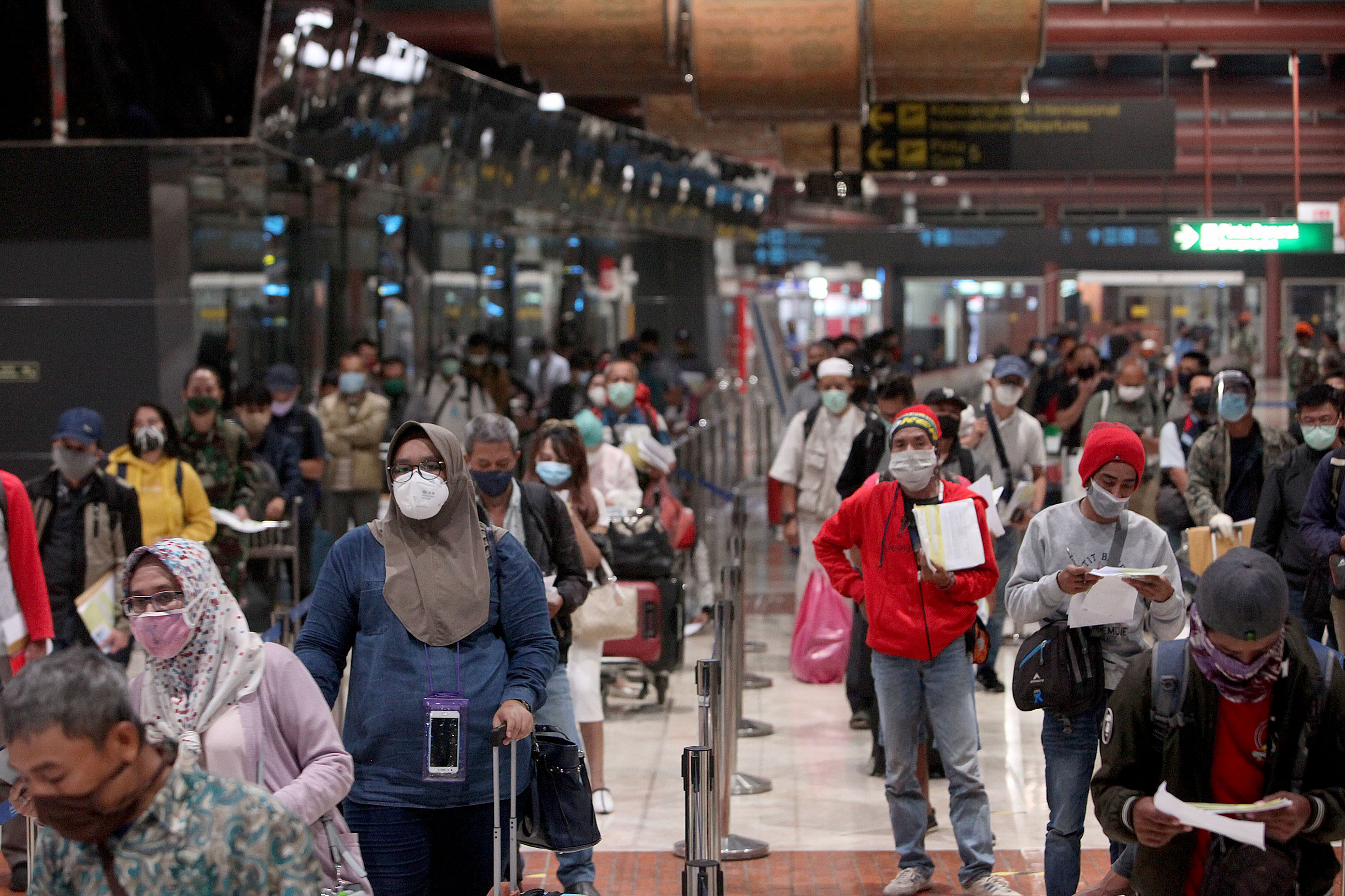 Antre Sejak Dini Hari Demi Penerbangan Terbatas 