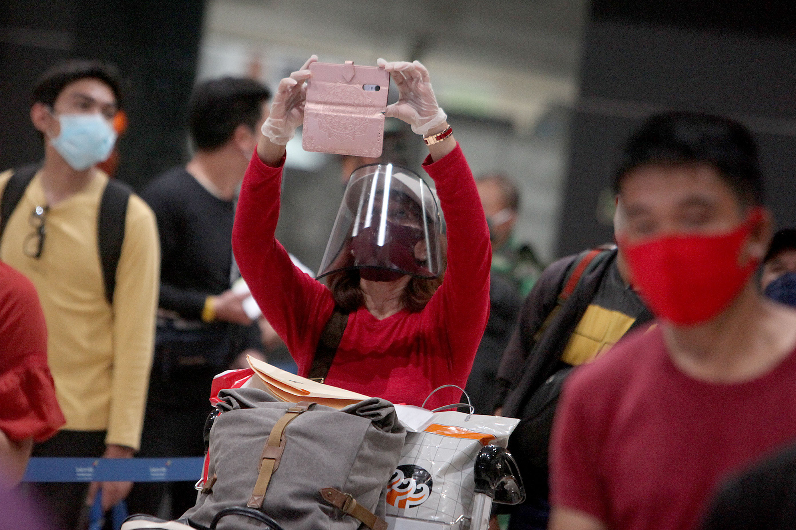 Antre Sejak Dini Hari Demi Penerbangan Terbatas 