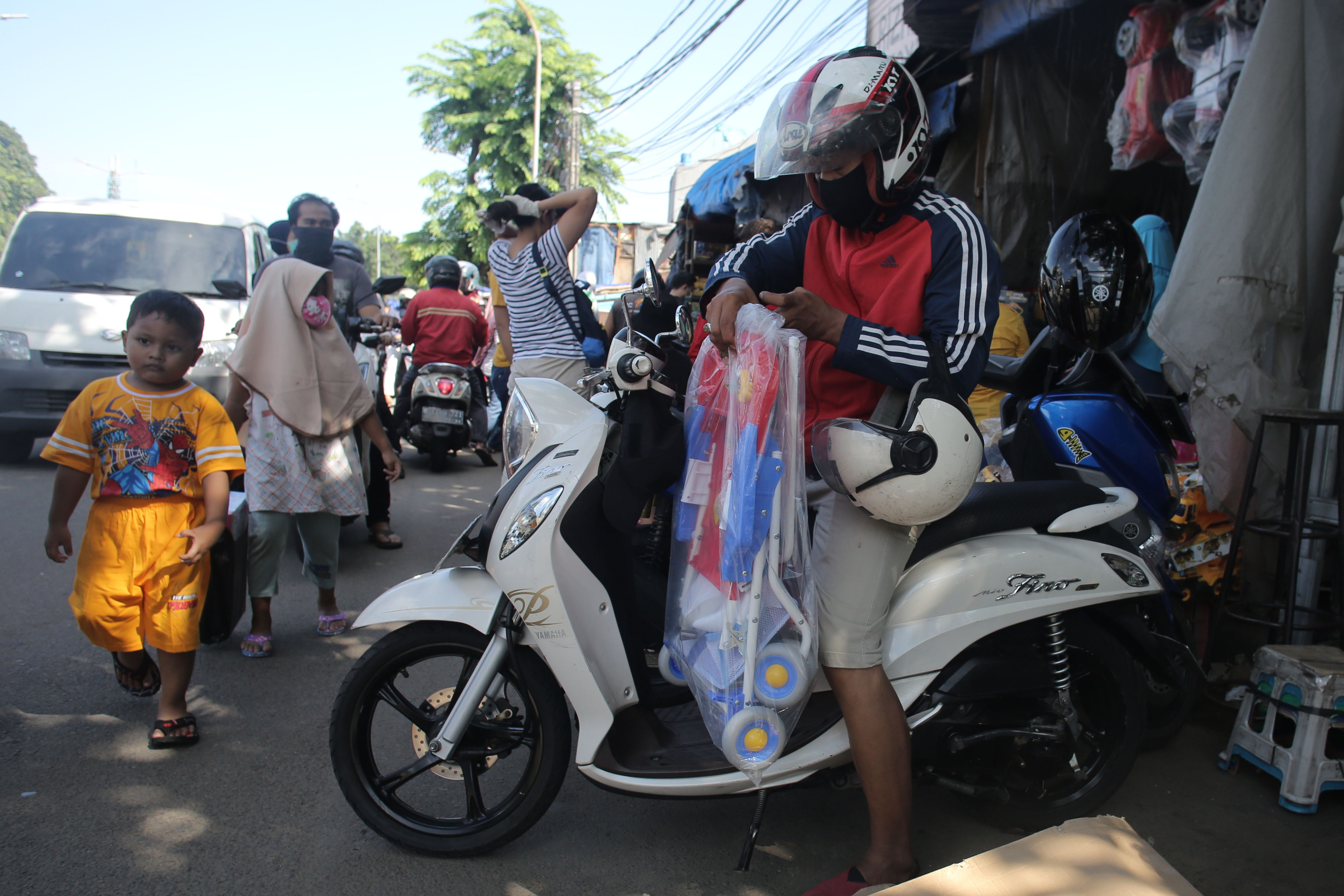 Memburu Mainan di Tengah PSBB