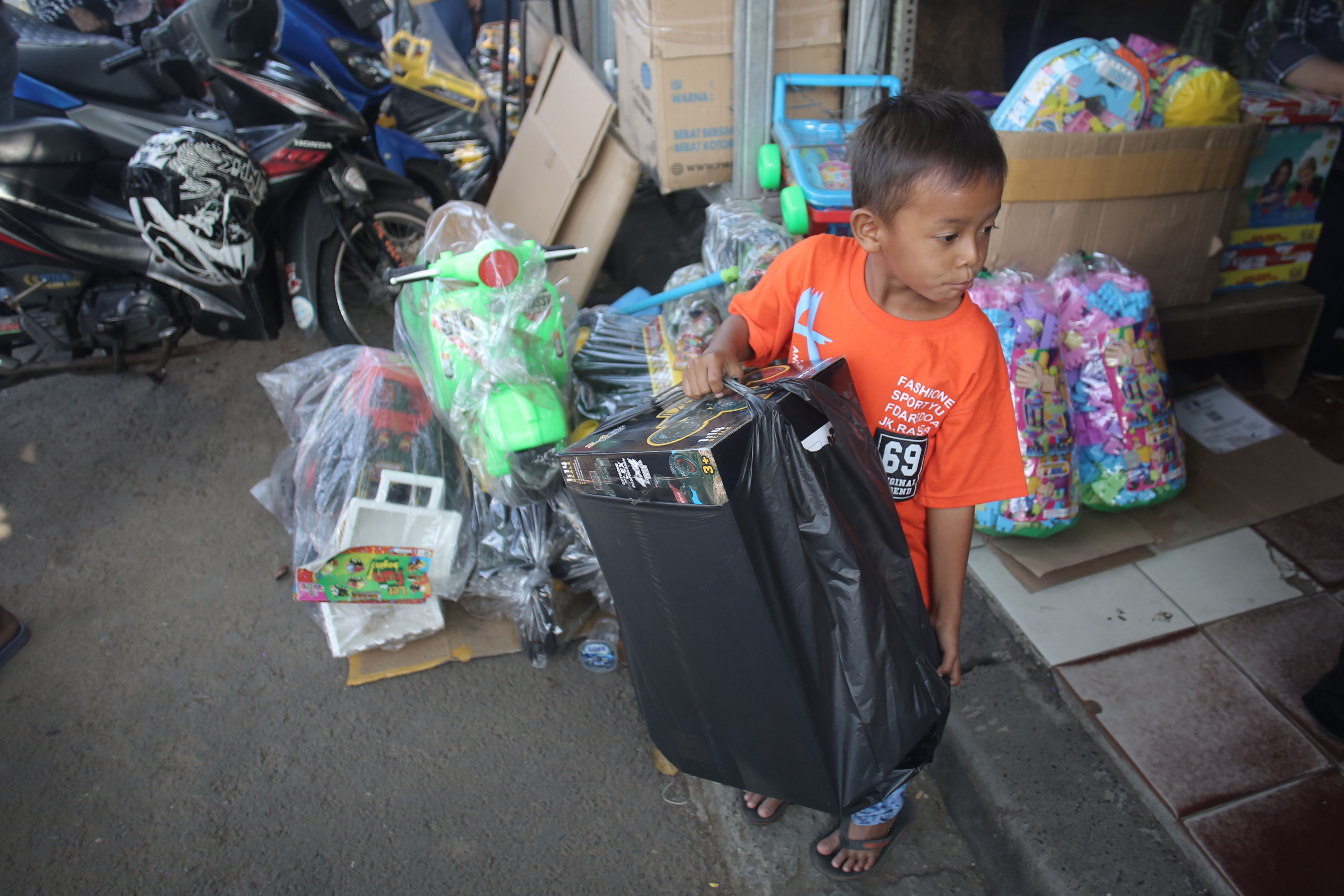 Memburu Mainan di Tengah PSBB