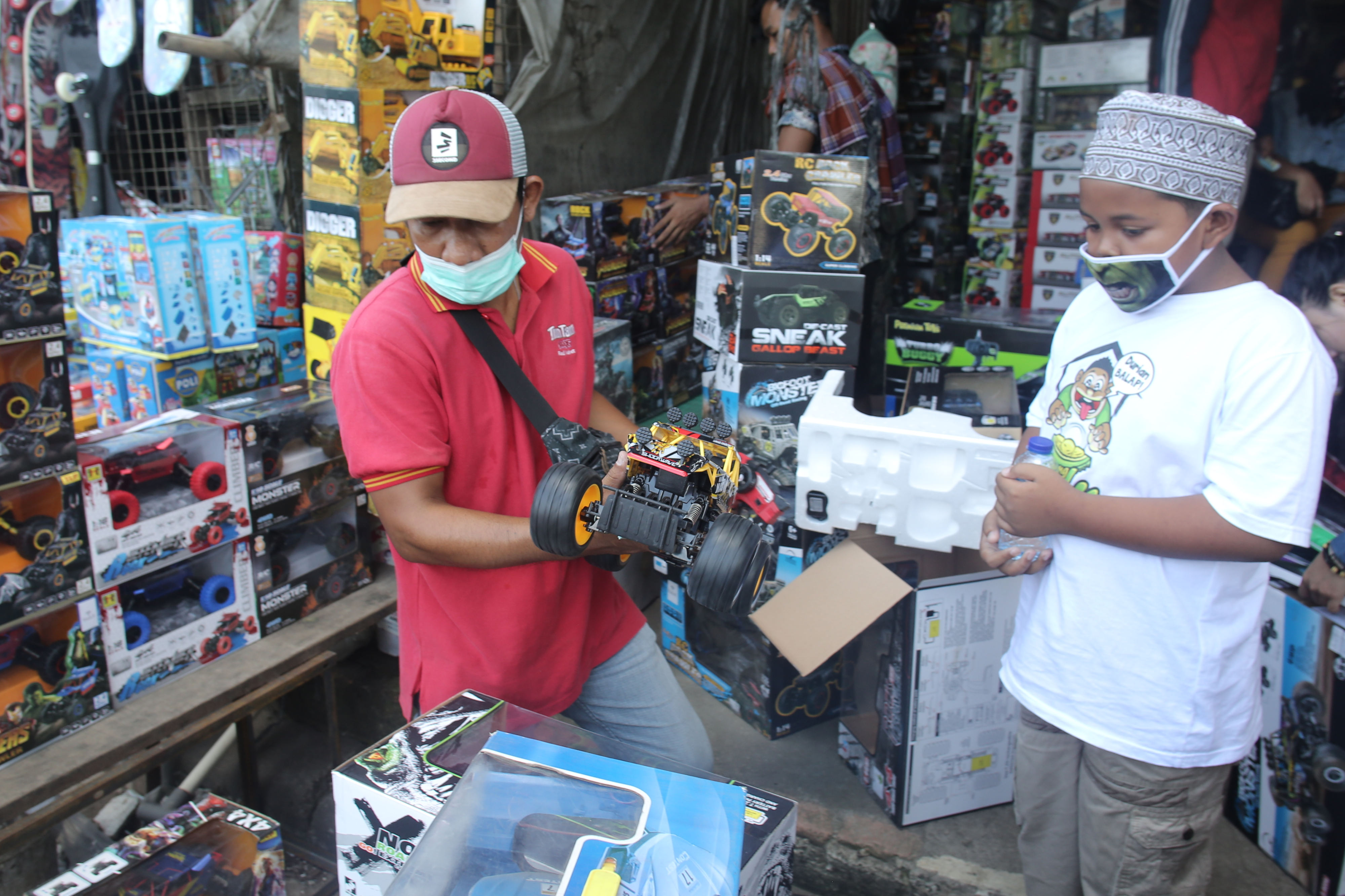 Memburu Mainan di Tengah PSBB