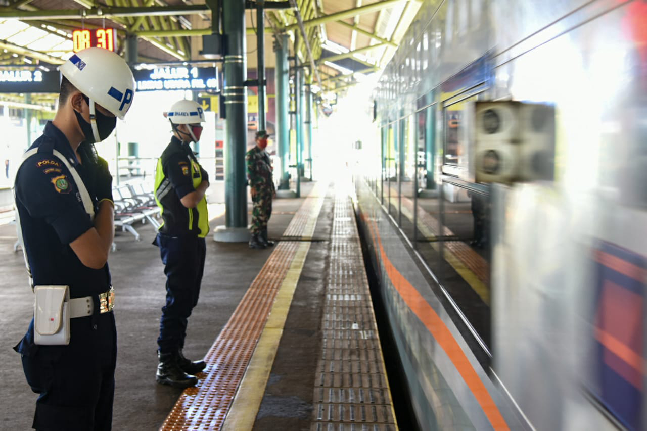 Keberangkatan Kereta Api Luar Biasa