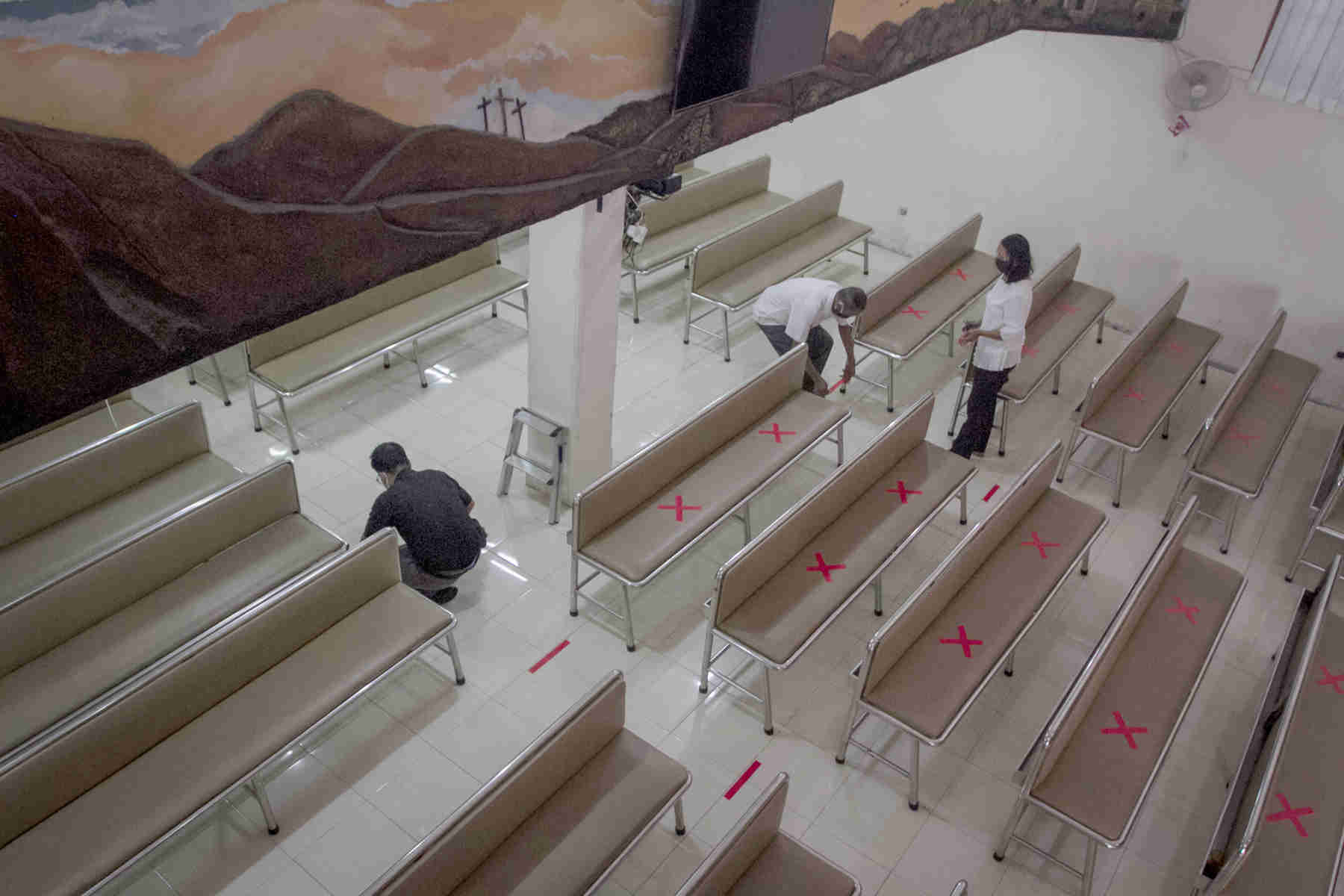 Pemberian Tanda Jarak Antarjemaat di Gereja 