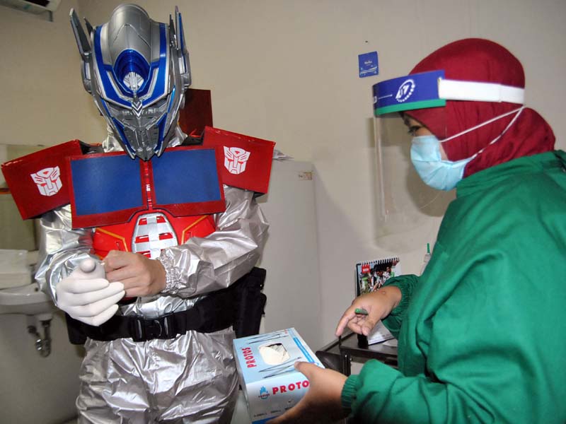 Dokter Gunakan APD Superhero