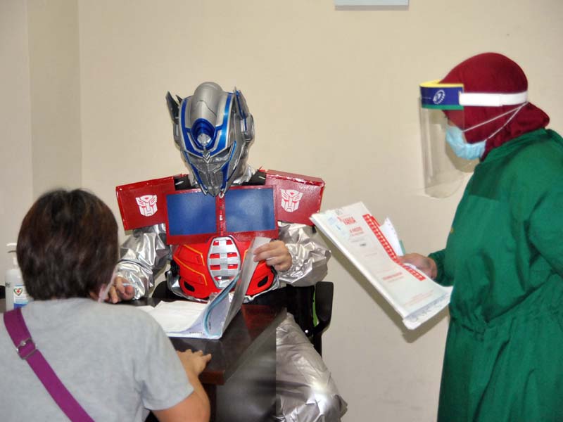 Dokter Gunakan APD Superhero