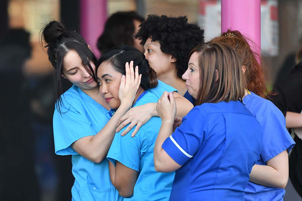 Dukungan Moral Untuk Relawan dan Tenaga Medis Covid-19 di Inggris