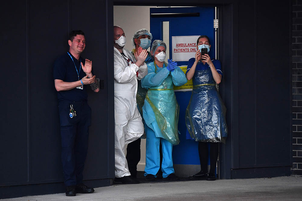 Dukungan Moral Untuk Relawan dan Tenaga Medis Covid-19 di Inggris