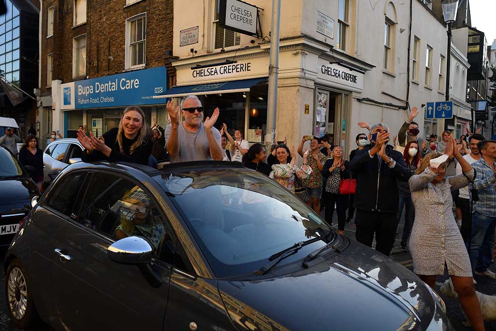 Dukungan Moral Untuk Relawan dan Tenaga Medis Covid-19 di Inggris