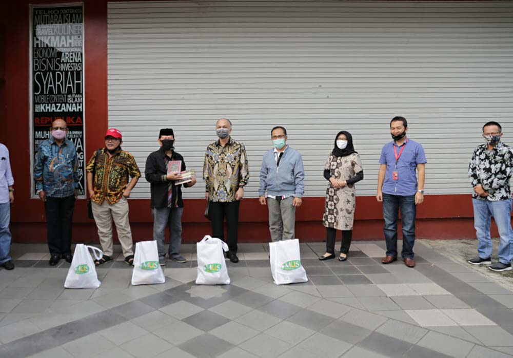 Serahkan Bantuan Alquran dan Sembako