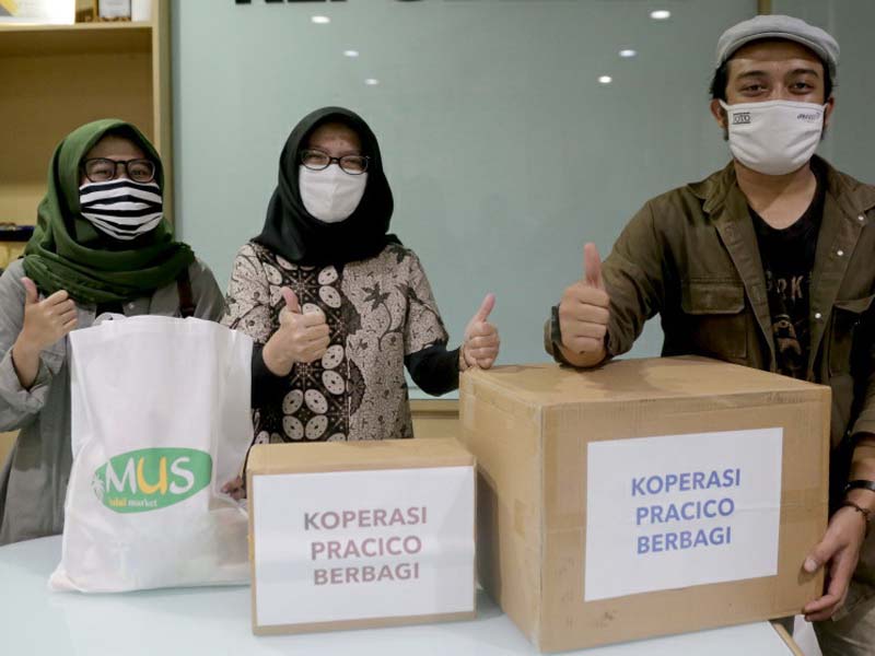 Serahkan Bantuan Alquran dan Sembako