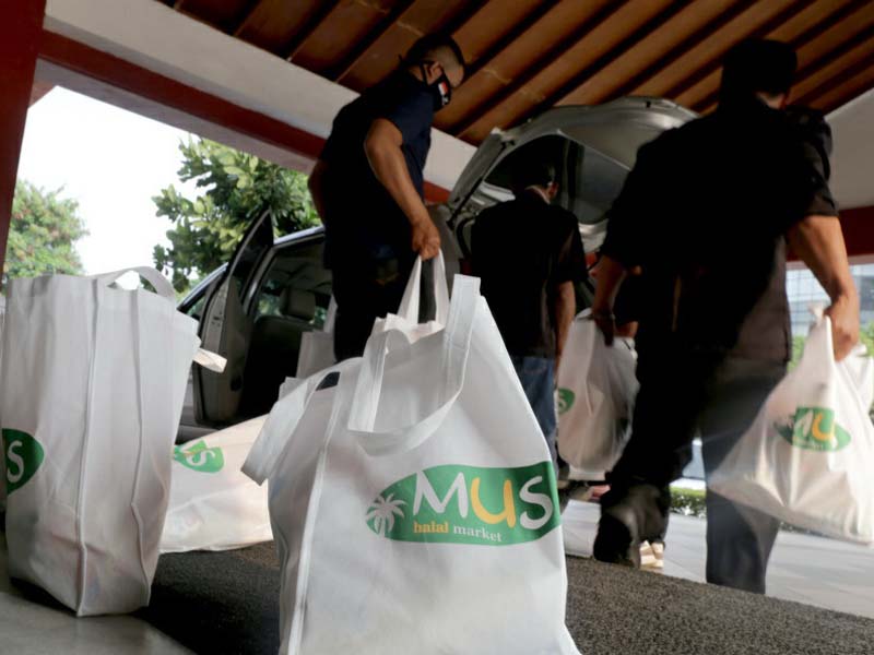 Serahkan Bantuan Alquran dan Sembako