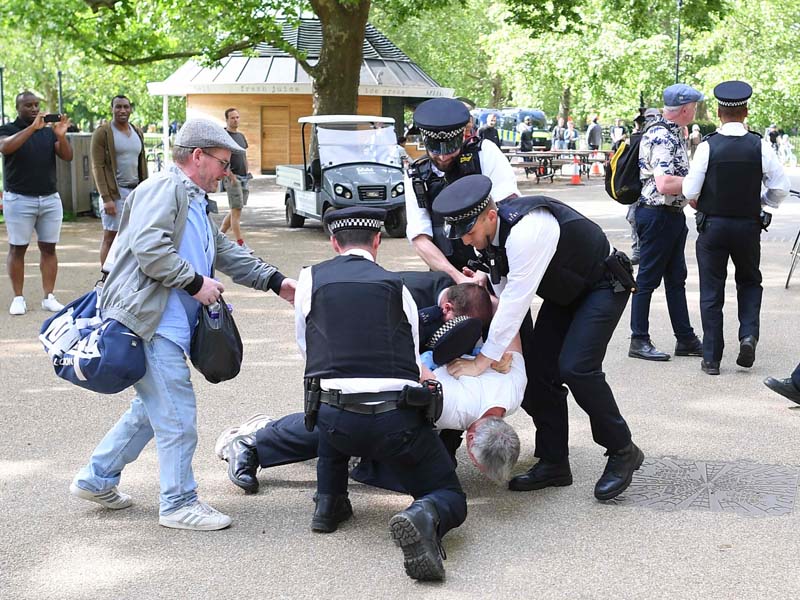 Demo Tolak Aturan Social Distancing