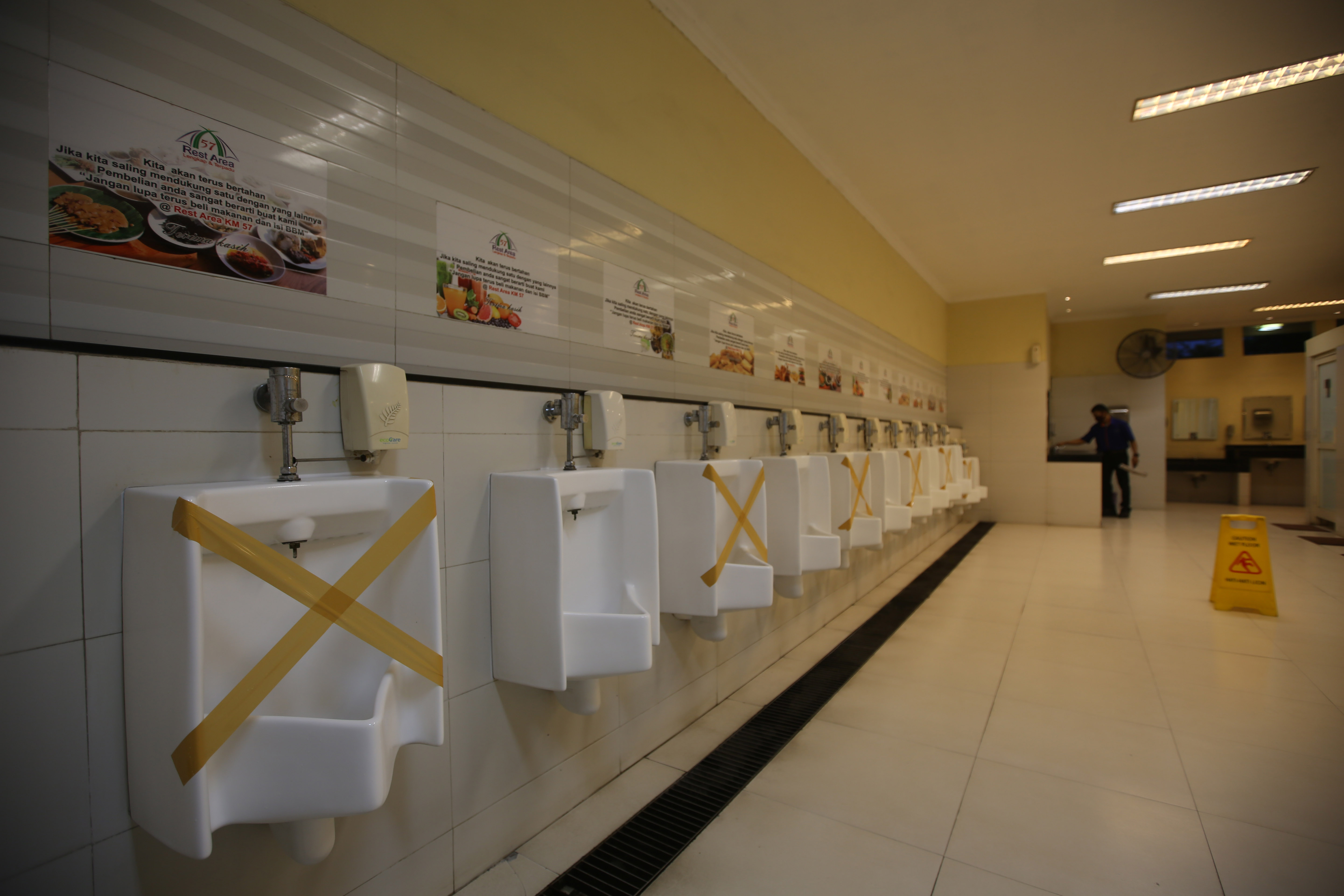 Jaga Jarak di Toilet