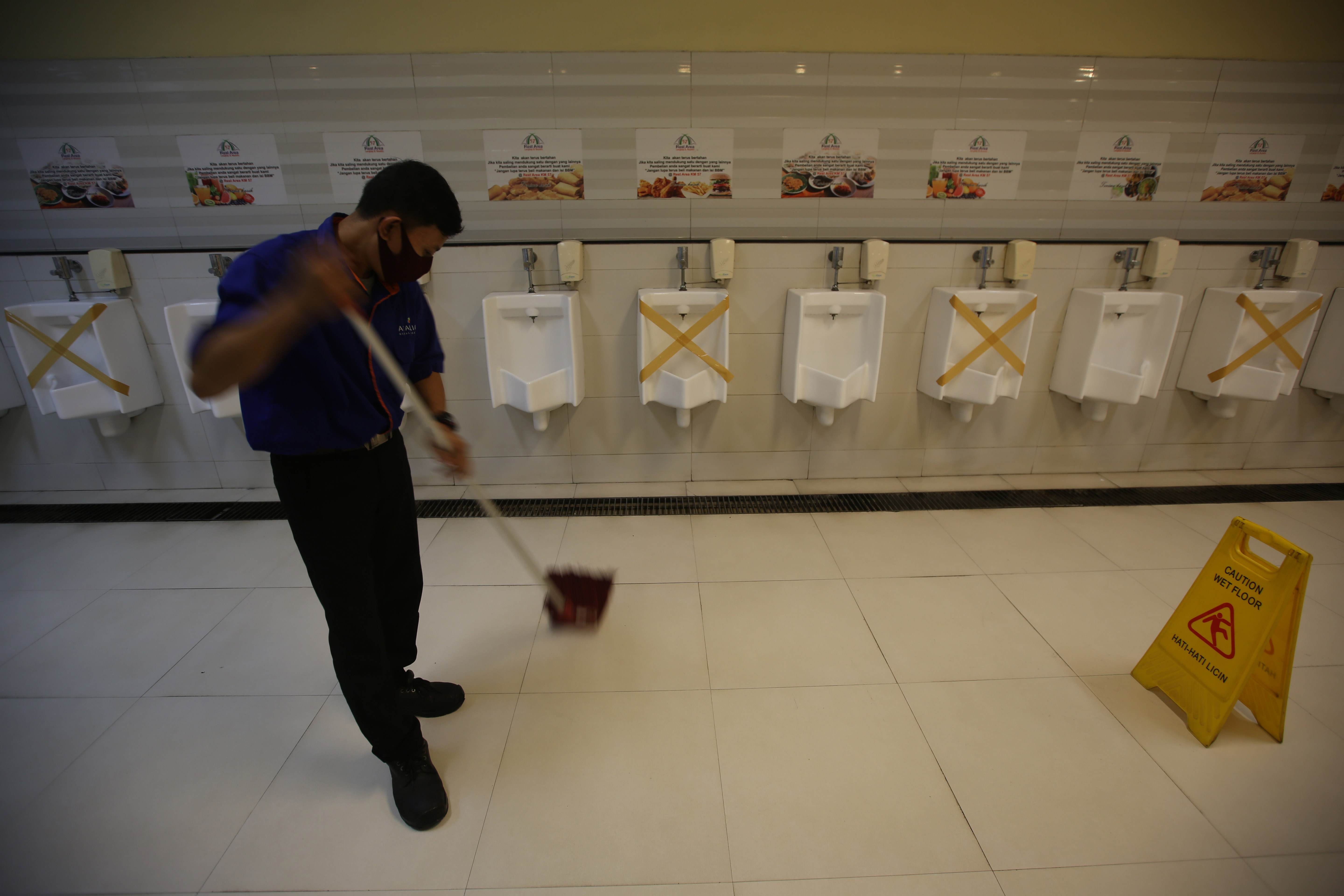 Jaga Jarak di Toilet