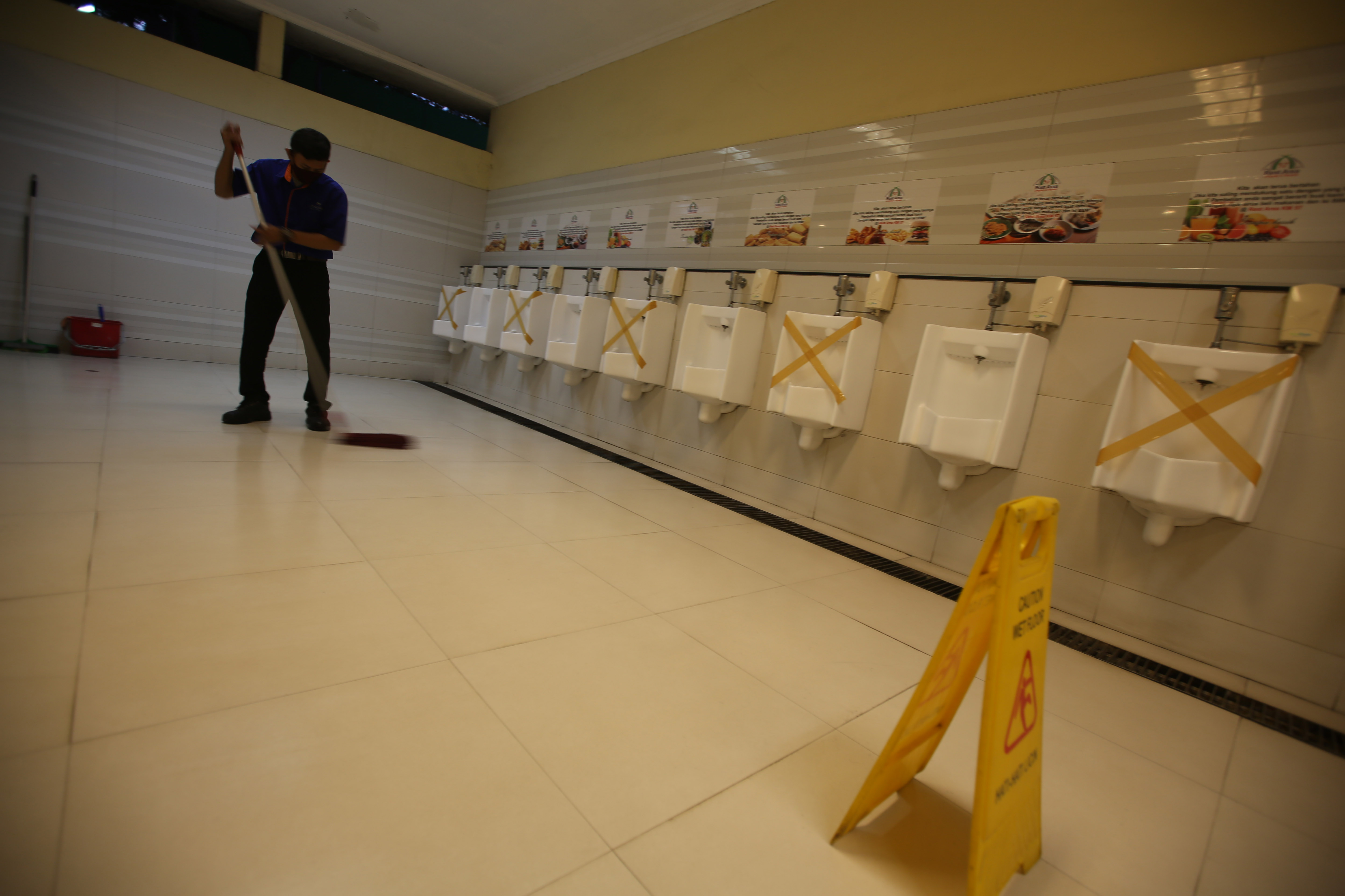 Jaga Jarak di Toilet