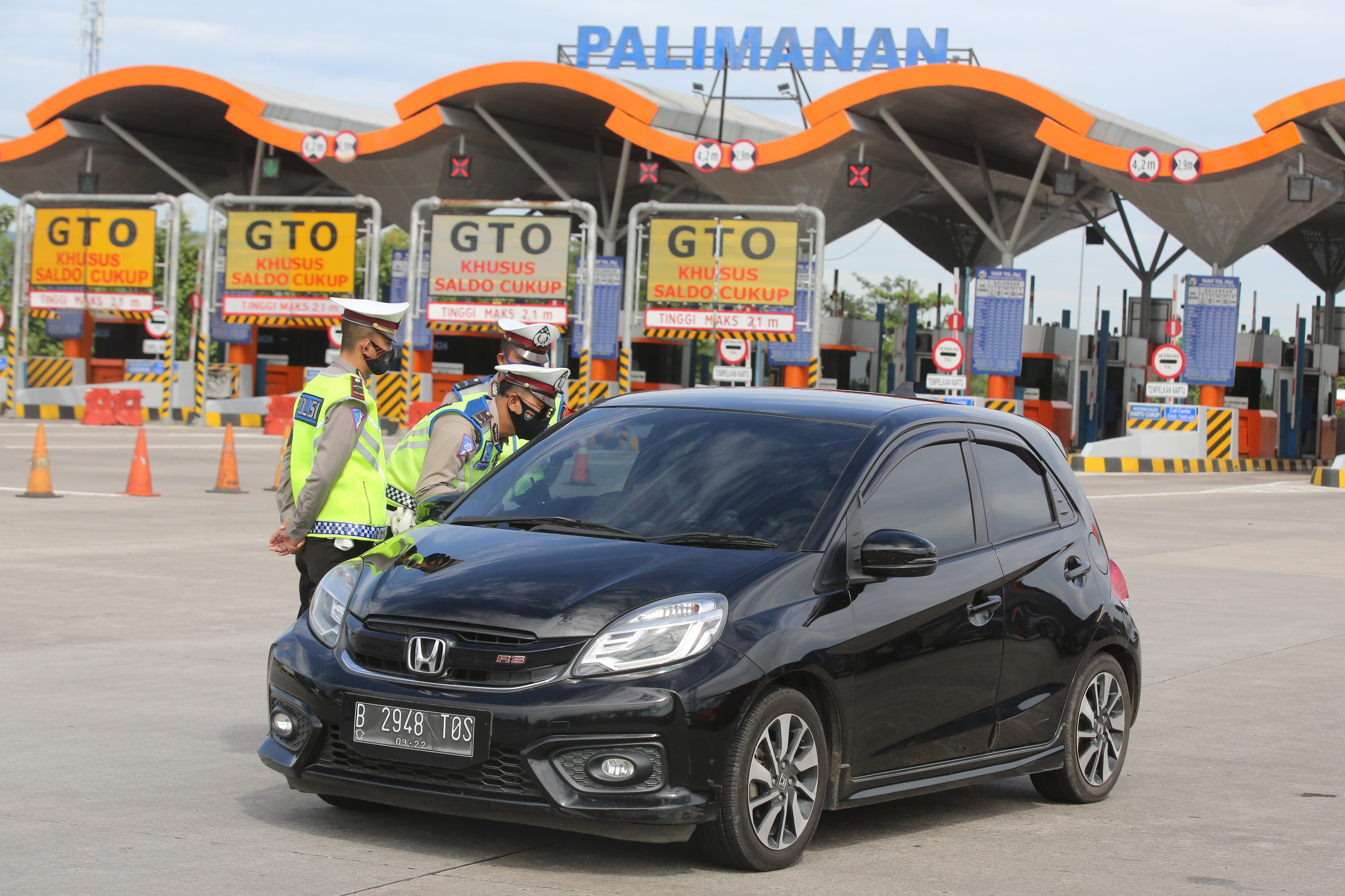 Pemeriksaan Warga Bepergian di Gerbang Tol Palimanan