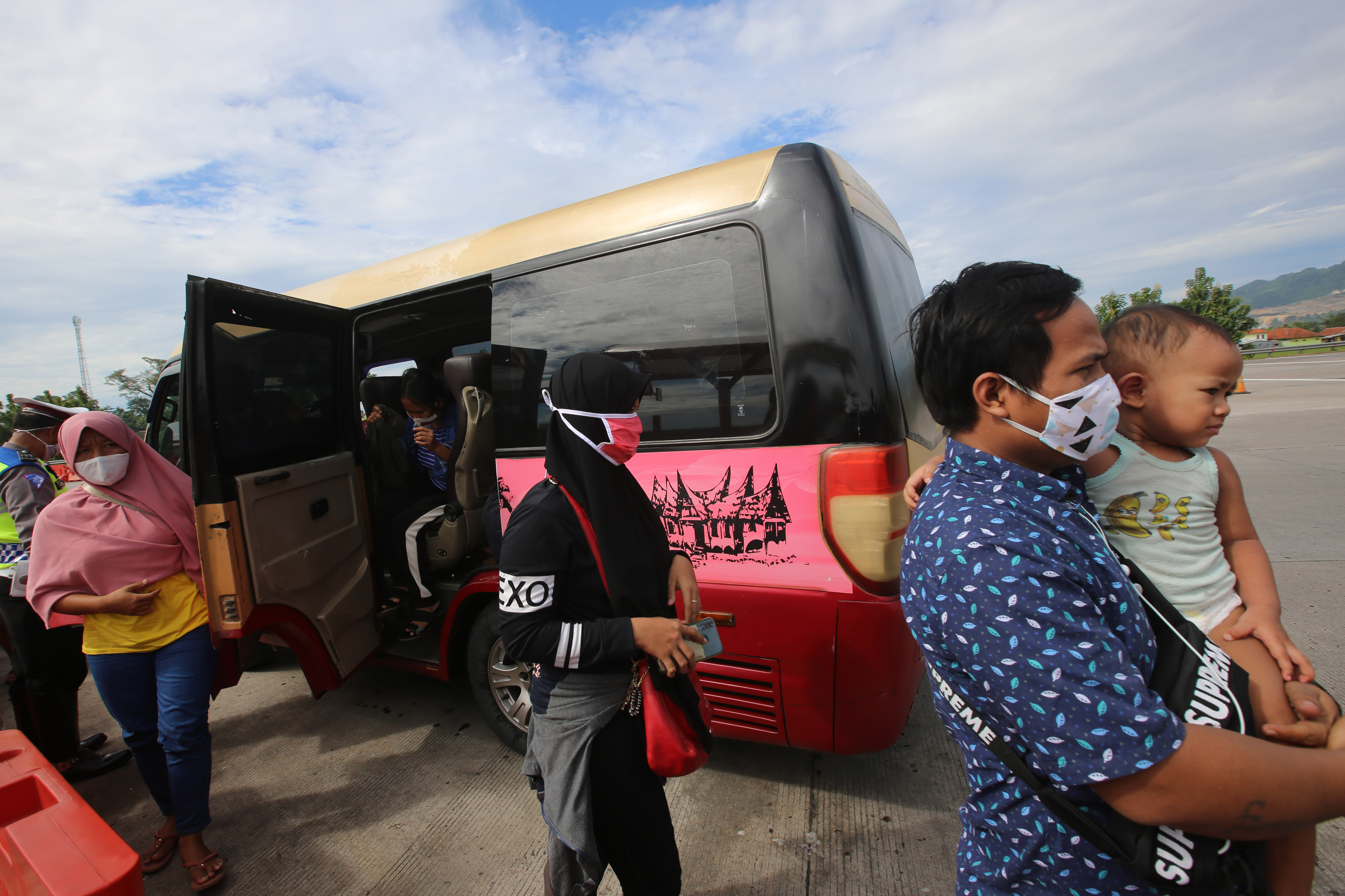 Pemeriksaan Warga Bepergian di Gerbang Tol Palimanan