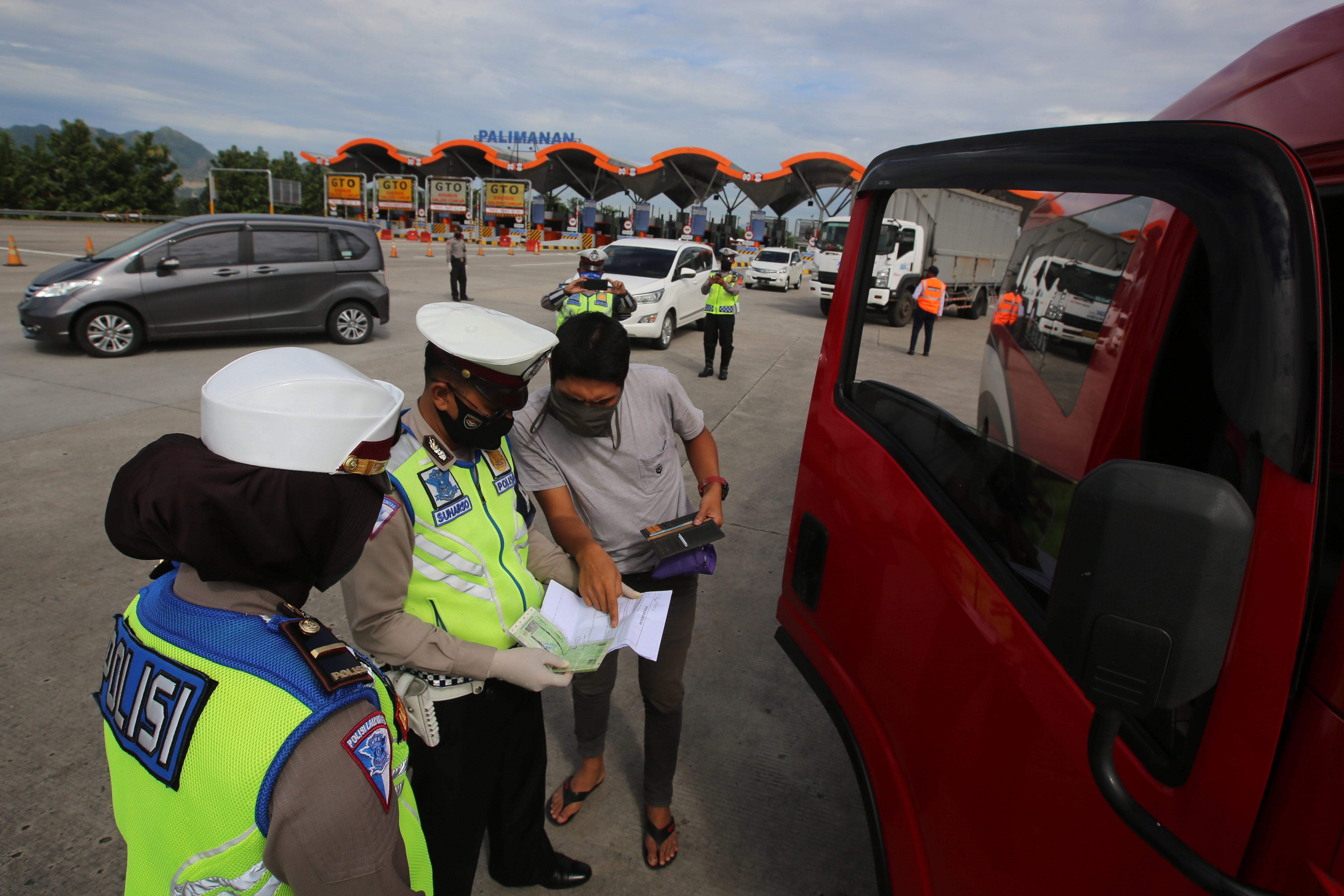 Pemeriksaan Warga Bepergian di Gerbang Tol Palimanan