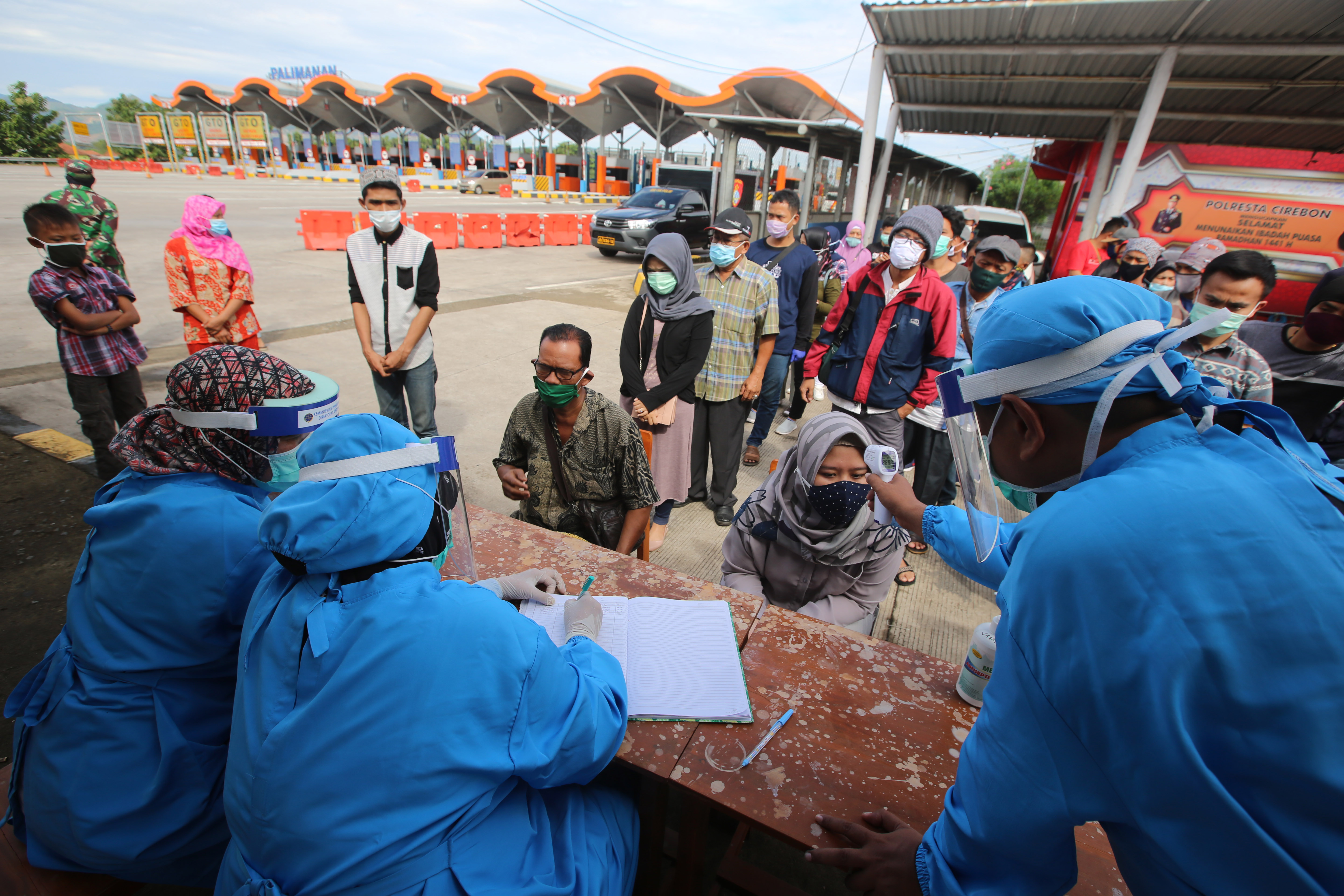 Pemeriksaan Warga Bepergian di Gerbang Tol Palimanan