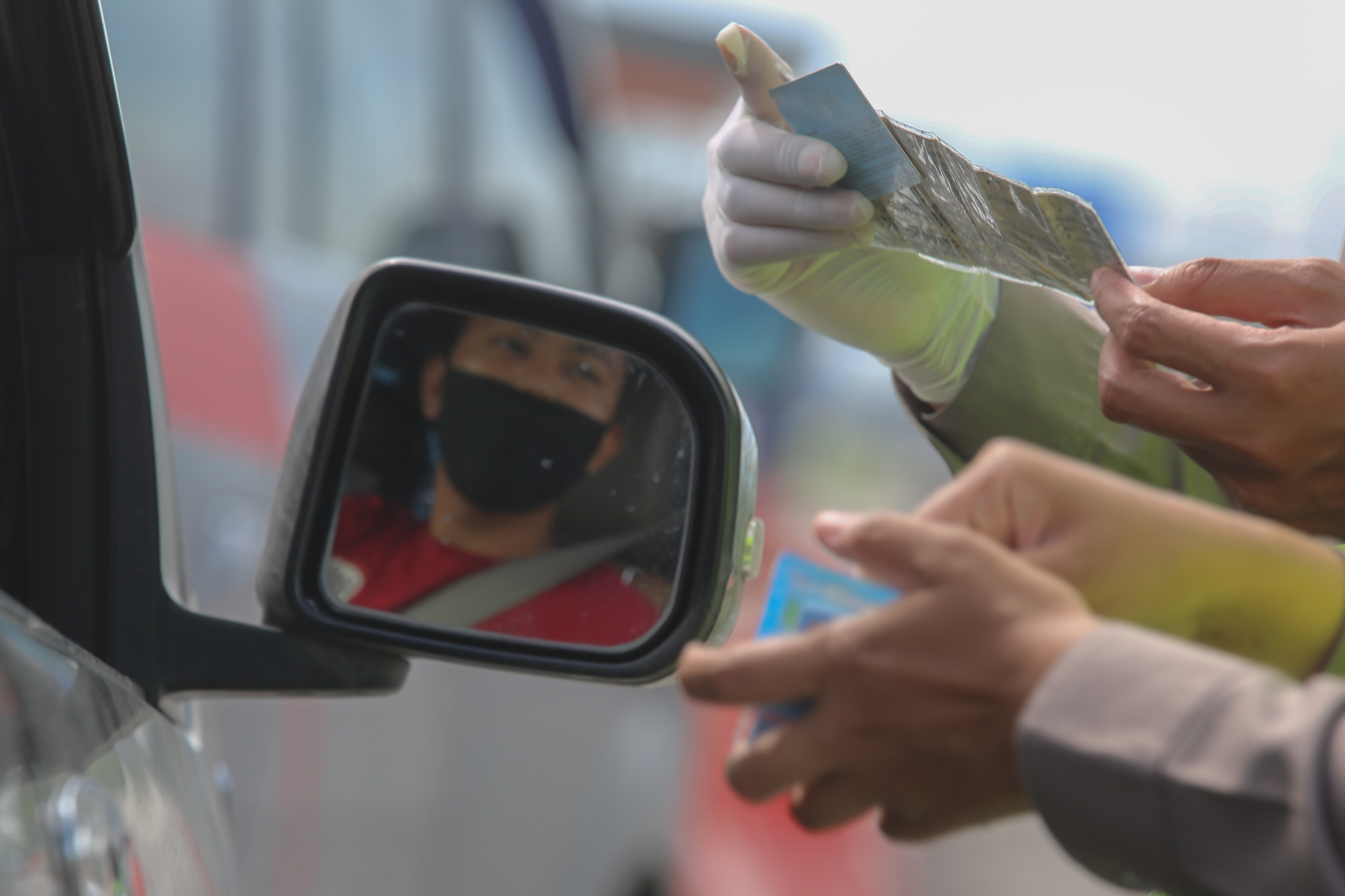 Pemeriksaan Warga Bepergian di Gerbang Tol Palimanan