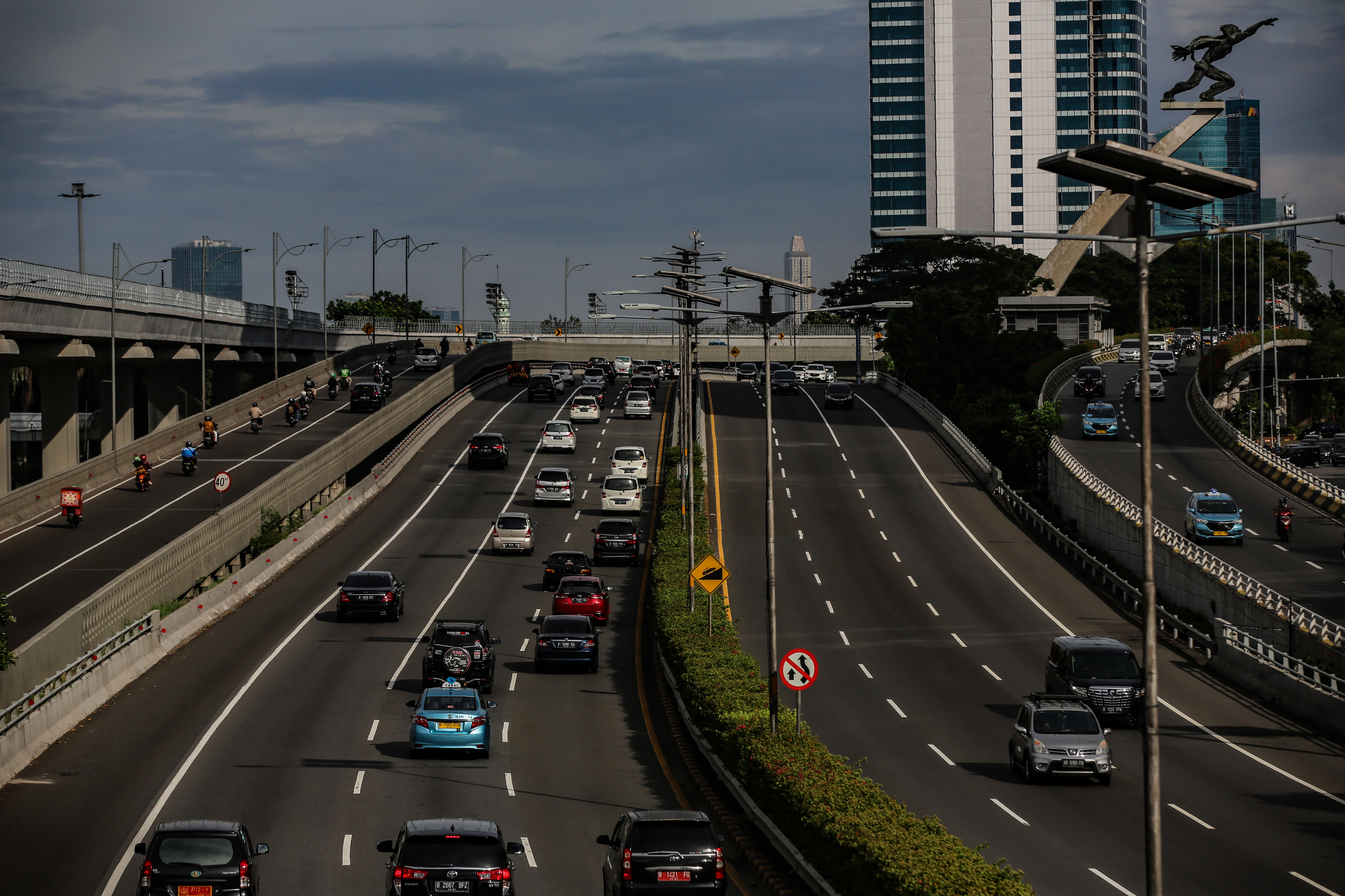 Tol Jagorawi Padat Kendaraan Warga yang Beraktifitas di Jakarta