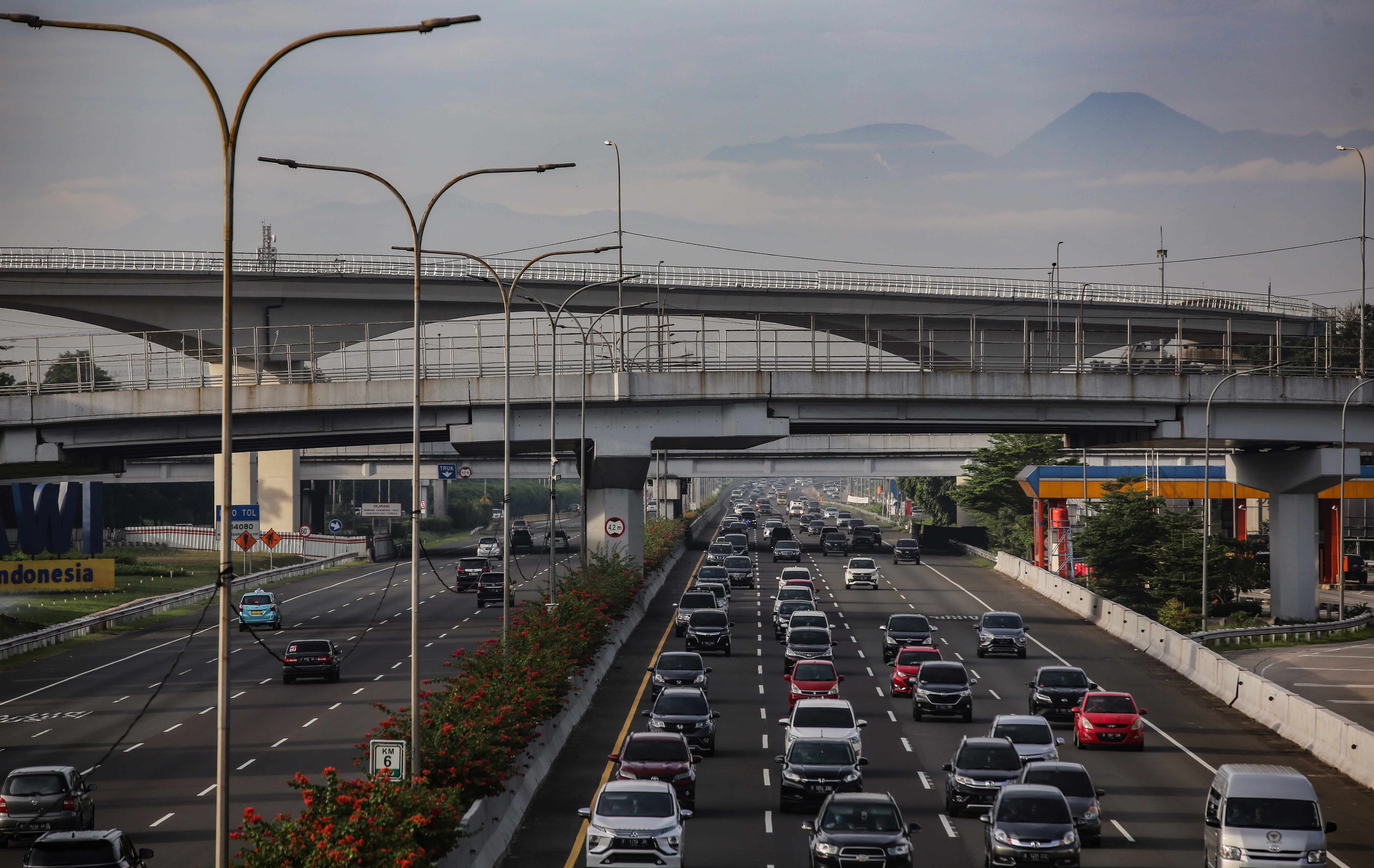 Tol Jagorawi Padat Kendaraan Warga yang Beraktifitas di Jakarta