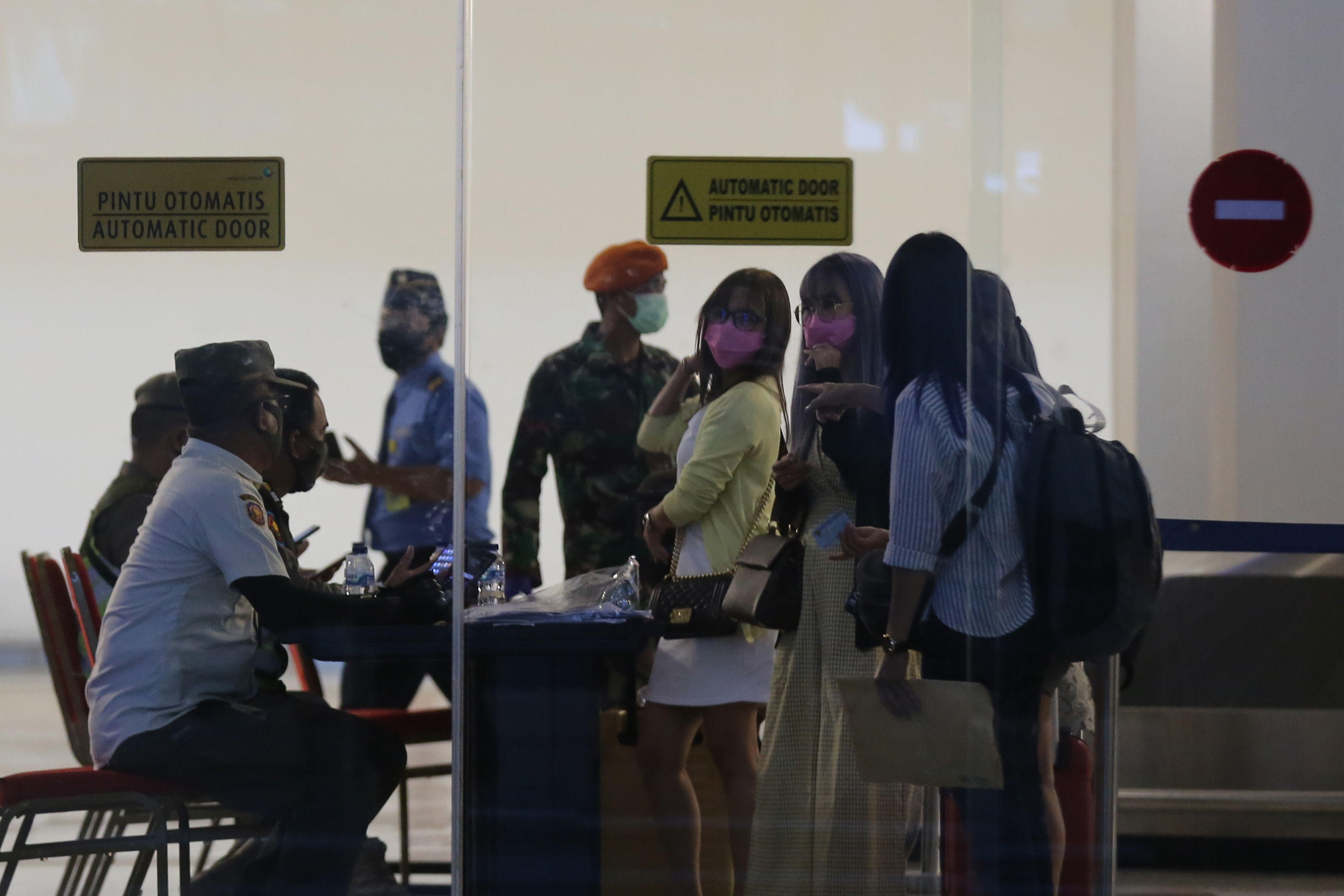 Pemeriksaan Kedatangan Penumpang Pesawat di Bandara Soetta
