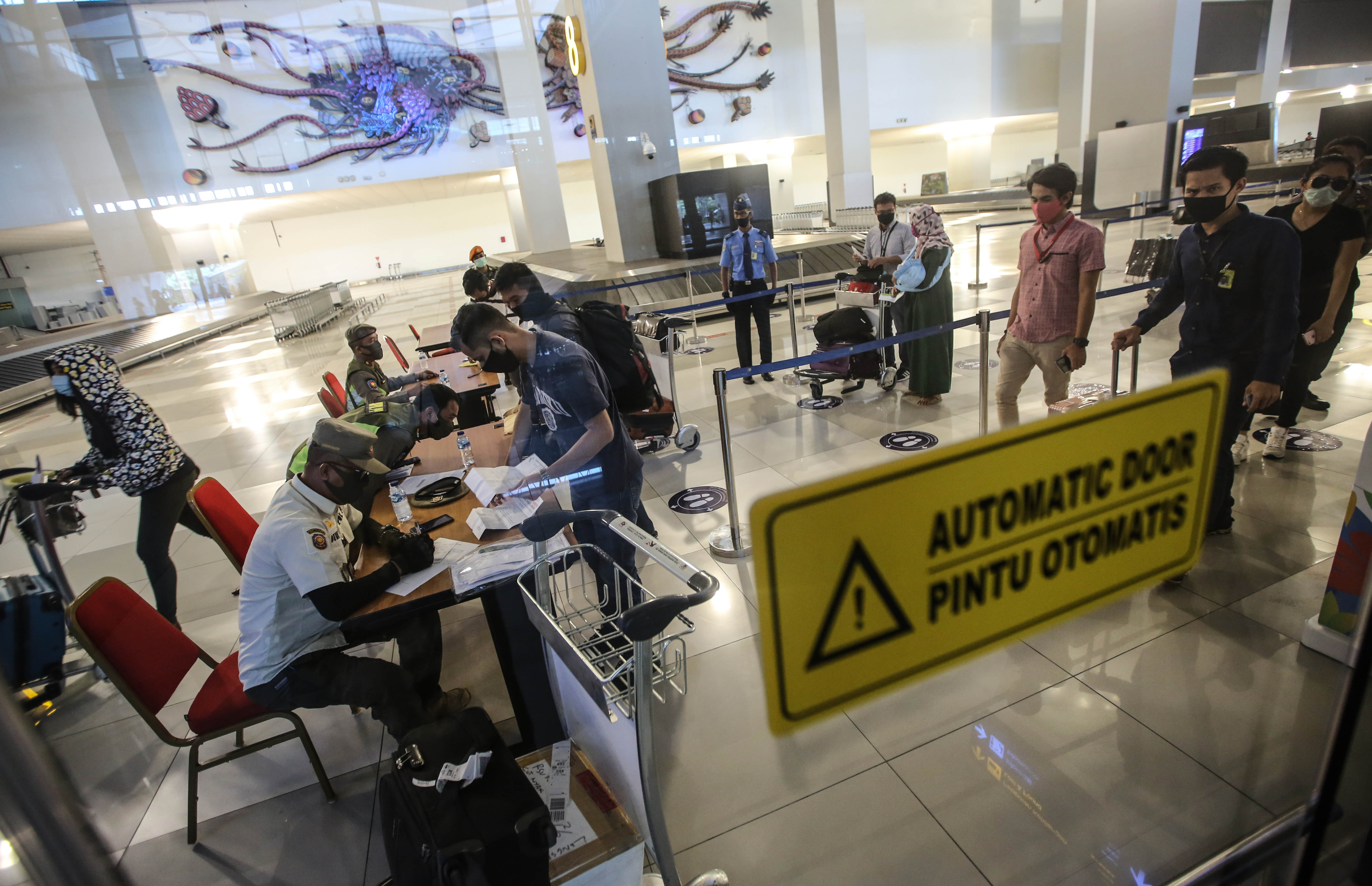 Pemeriksaan Kedatangan Penumpang Pesawat di Bandara Soetta
