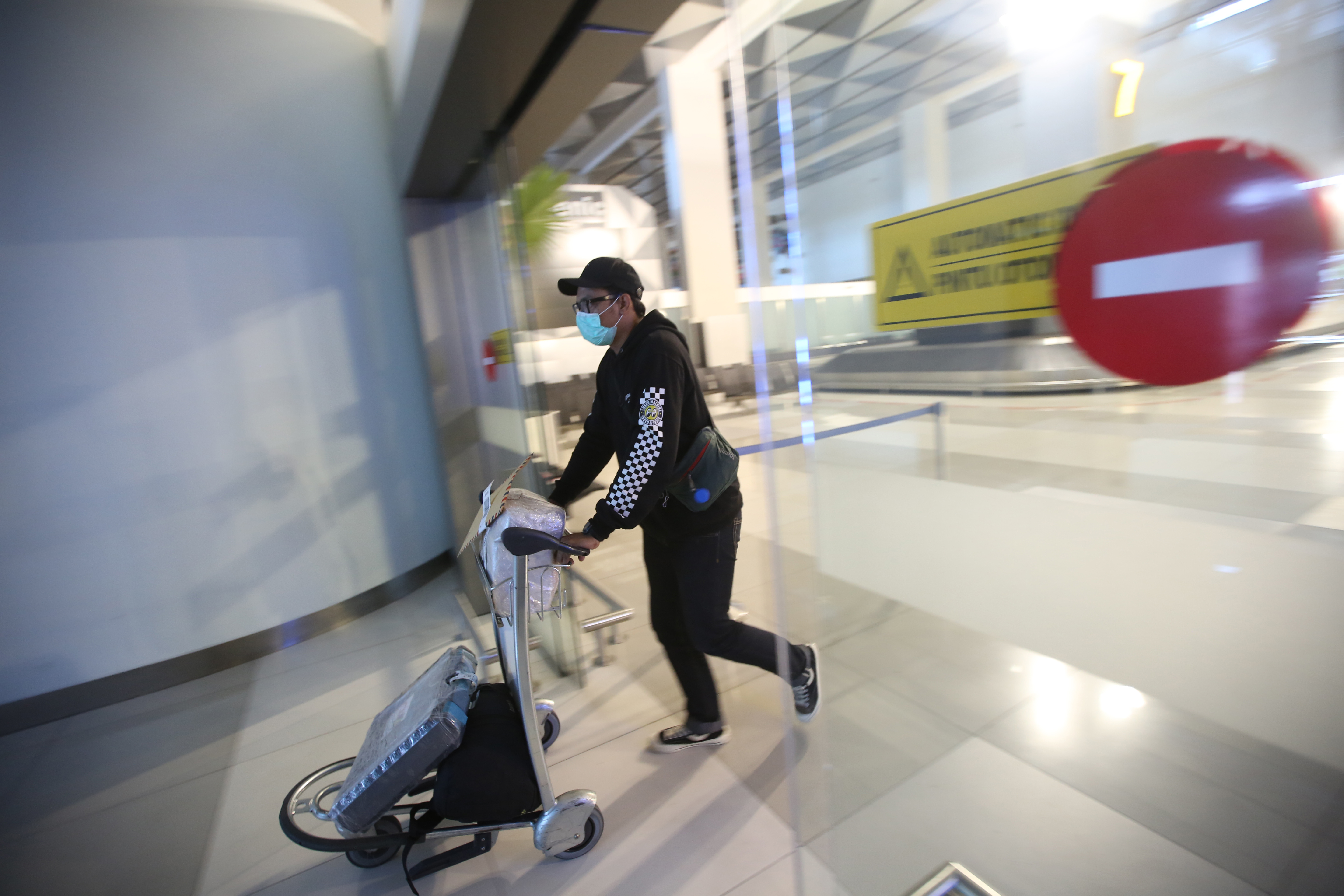 Pemeriksaan Kedatangan Penumpang Pesawat di Bandara Soetta