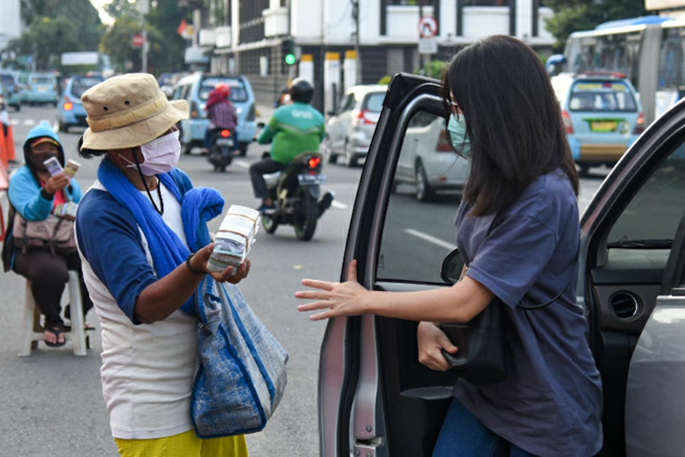 Jasa Penukaran Uang Baru Mulai Marak