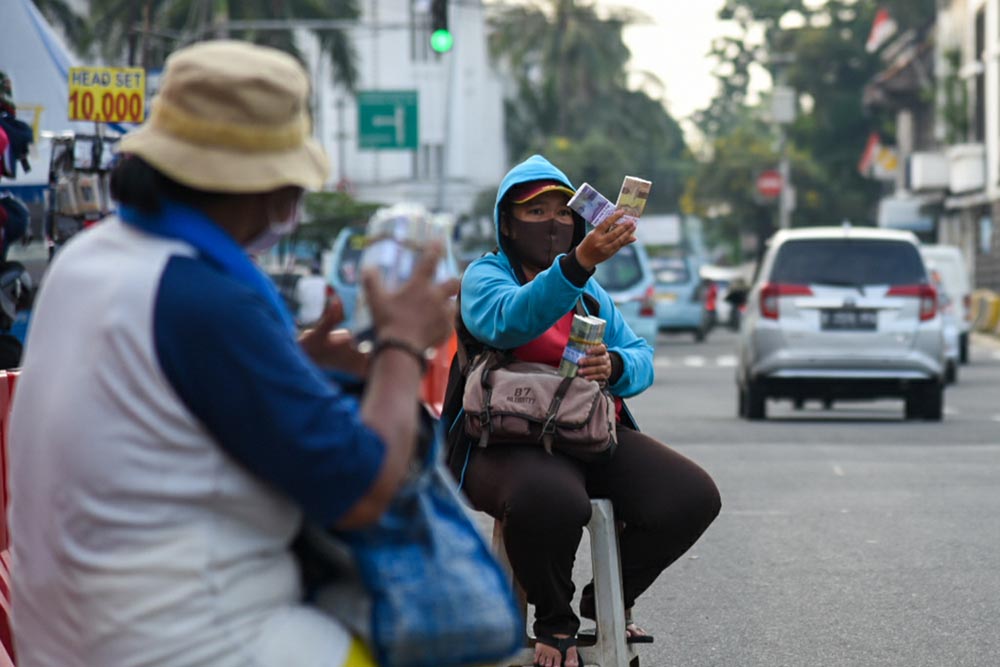 Jasa Penukaran Uang Baru Mulai Marak