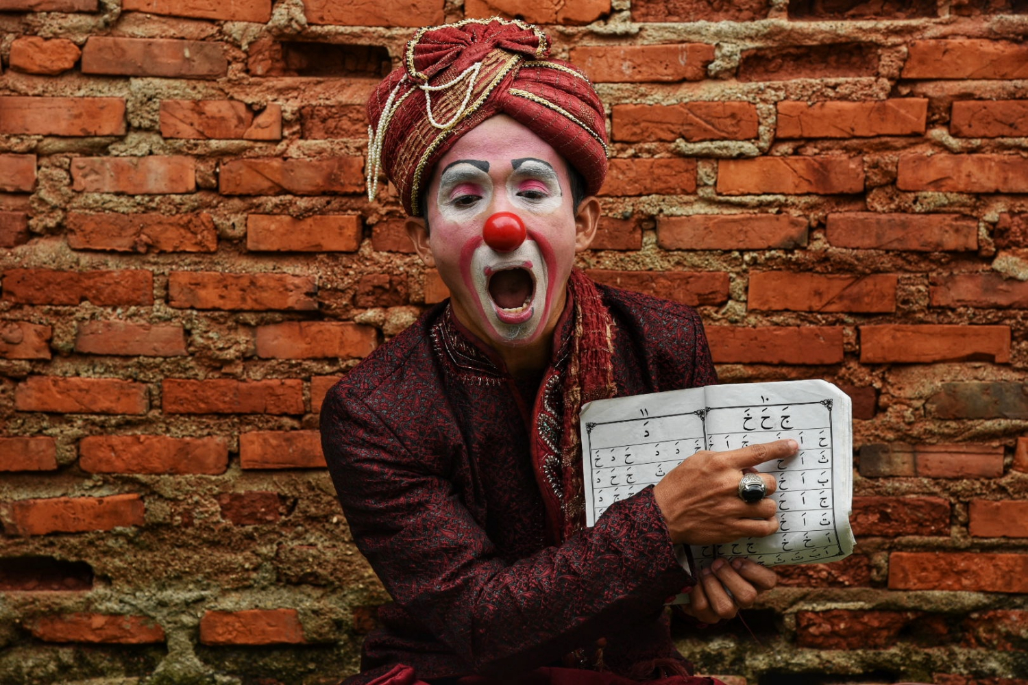 Badut Syariah tak Tersurut oleh Wabah