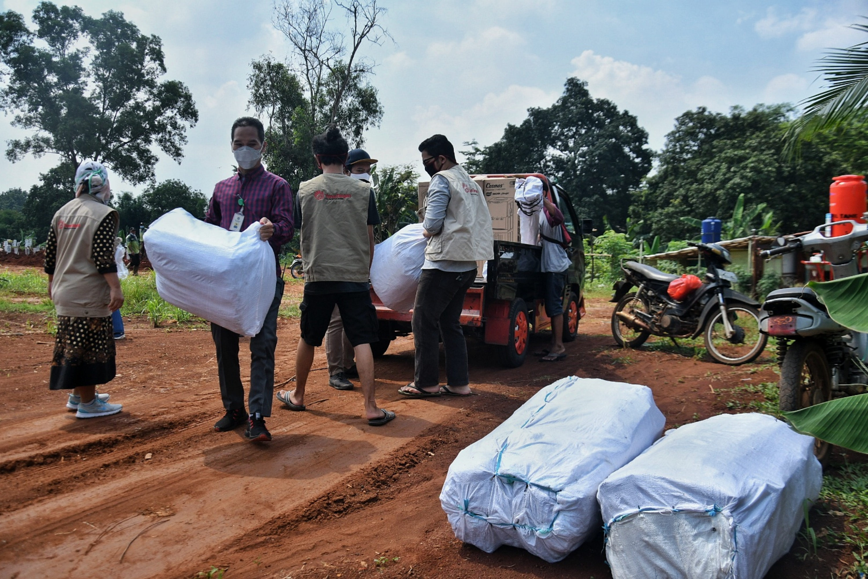 Tenda Istirahat untuk Petugas Pemakaman Covid-19