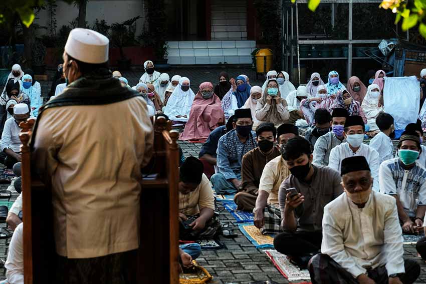 Sholat Idul Fitri di Halaman Sekolah