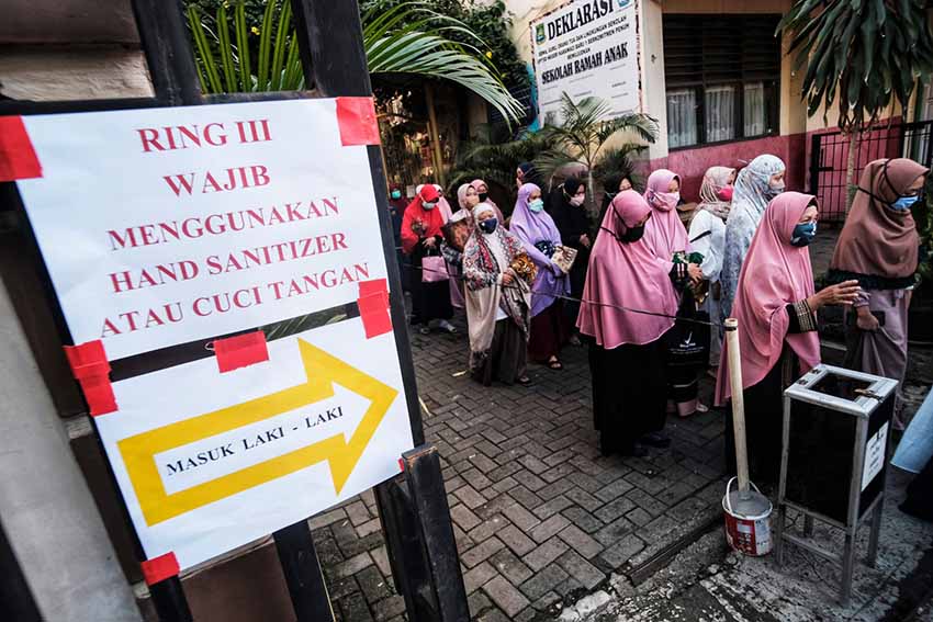Sholat Idul Fitri di Halaman Sekolah