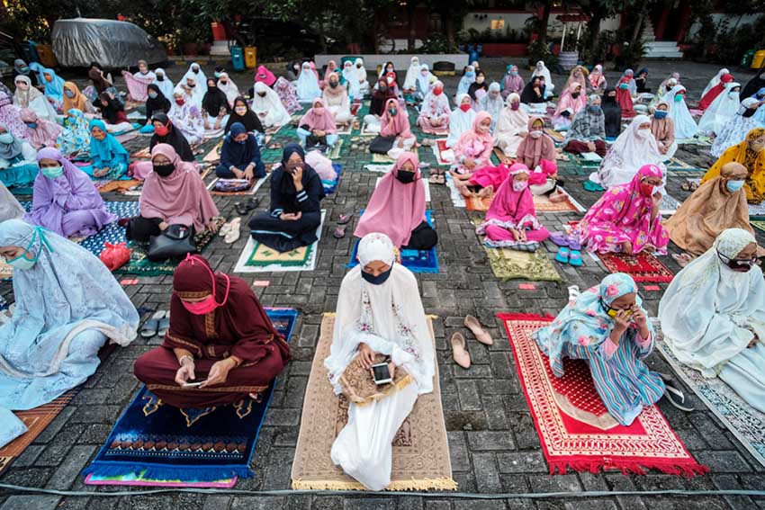 Sholat Idul Fitri di Halaman Sekolah