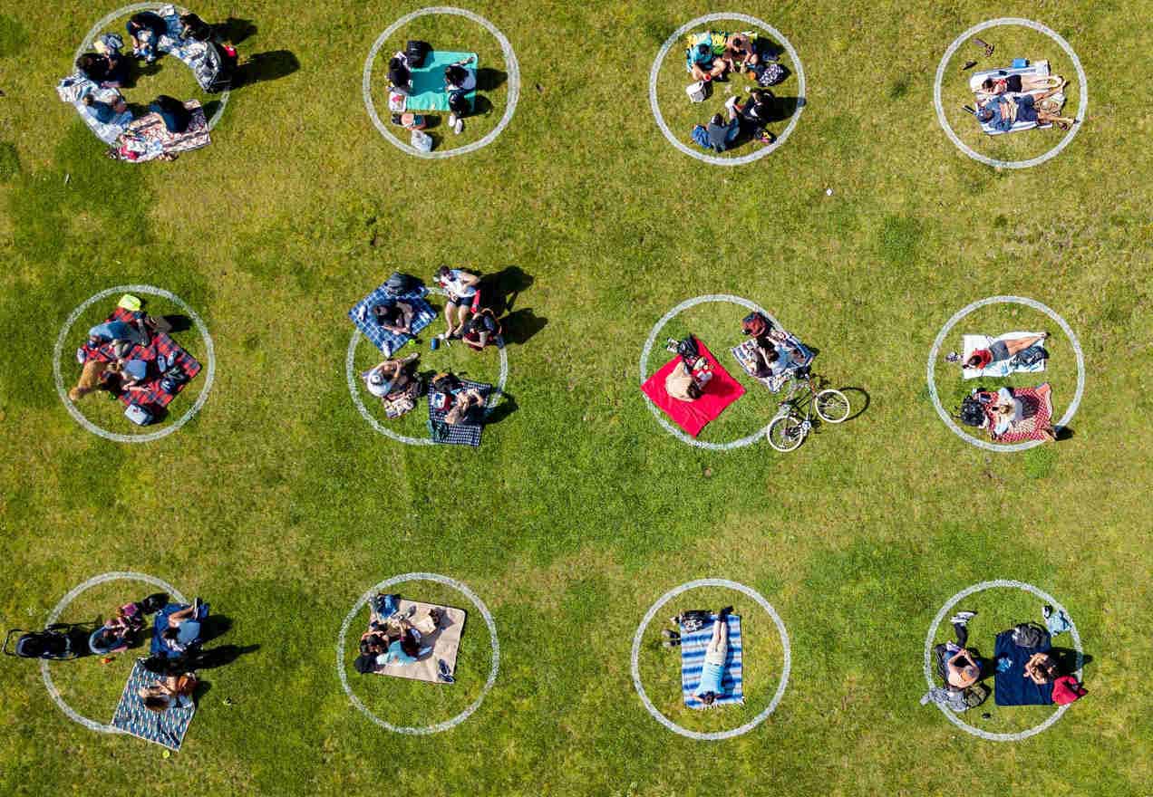 Jaga Jarak Saat Berjemur di Taman Dolores
