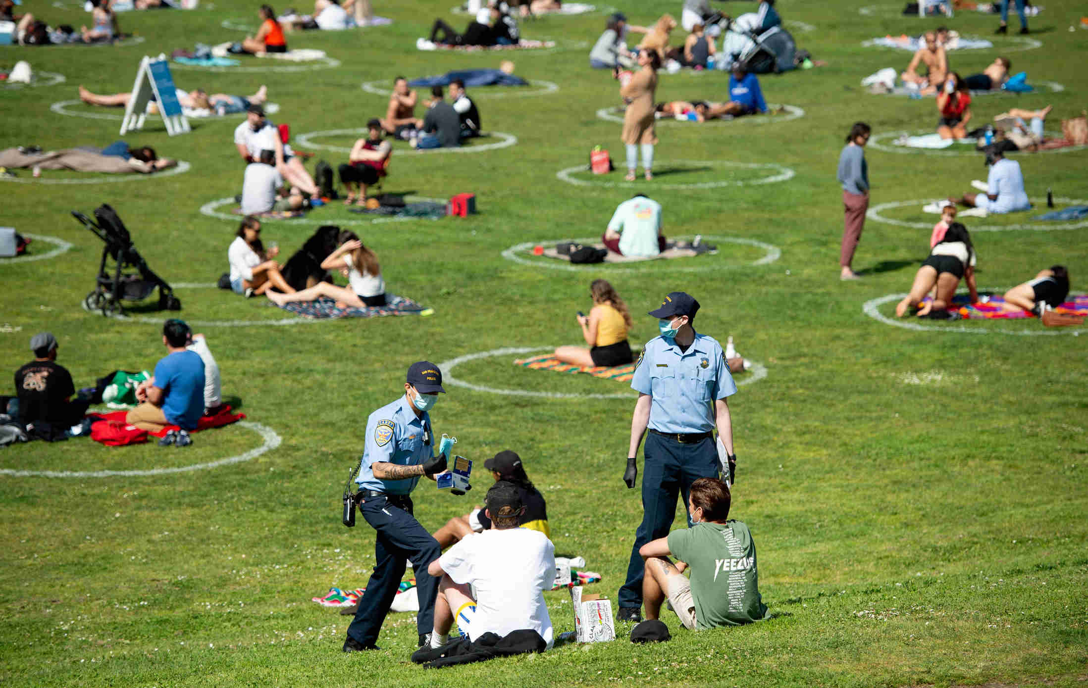 Jaga Jarak Saat Berjemur di Taman Dolores