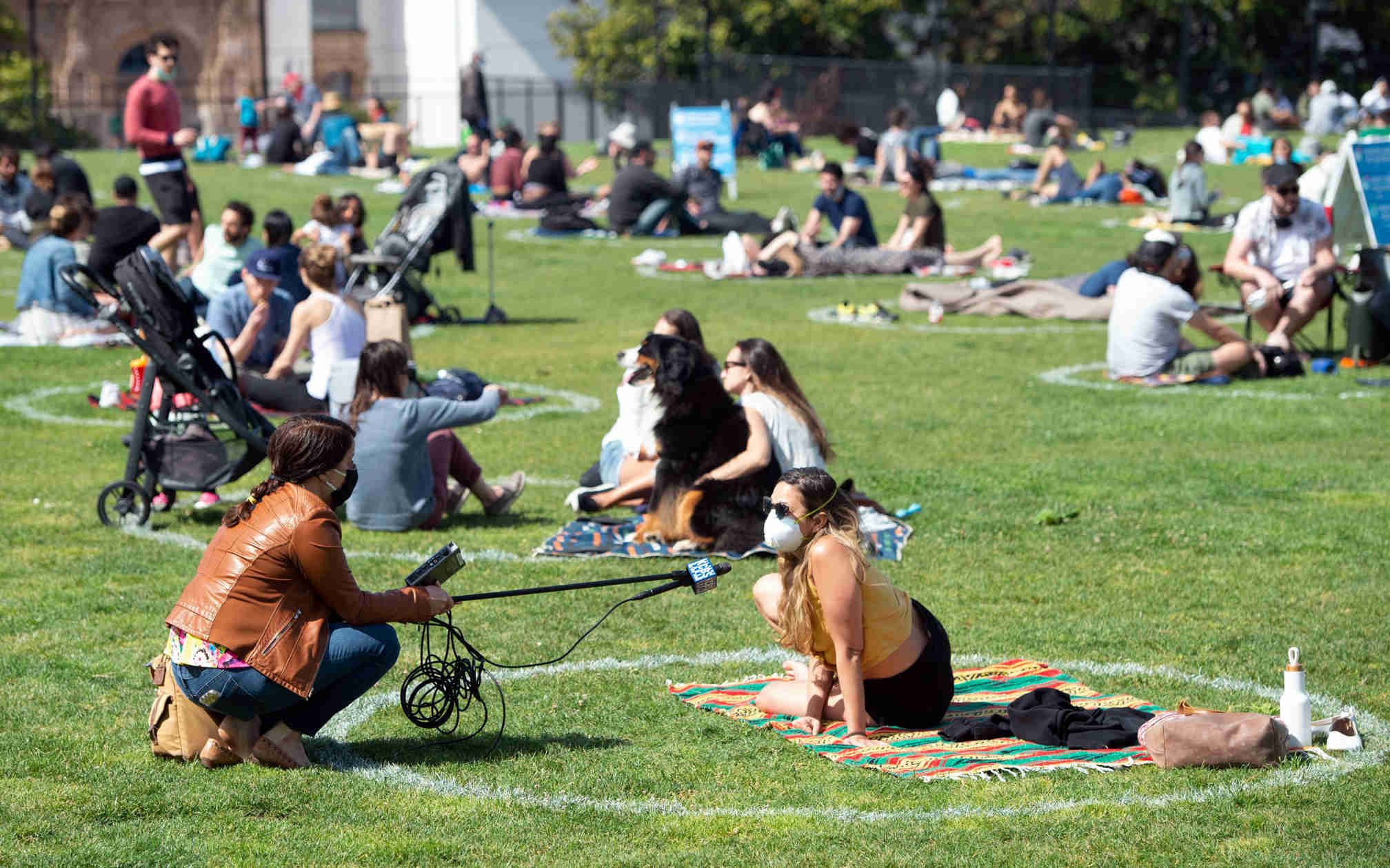 Jaga Jarak Saat Berjemur di Taman Dolores