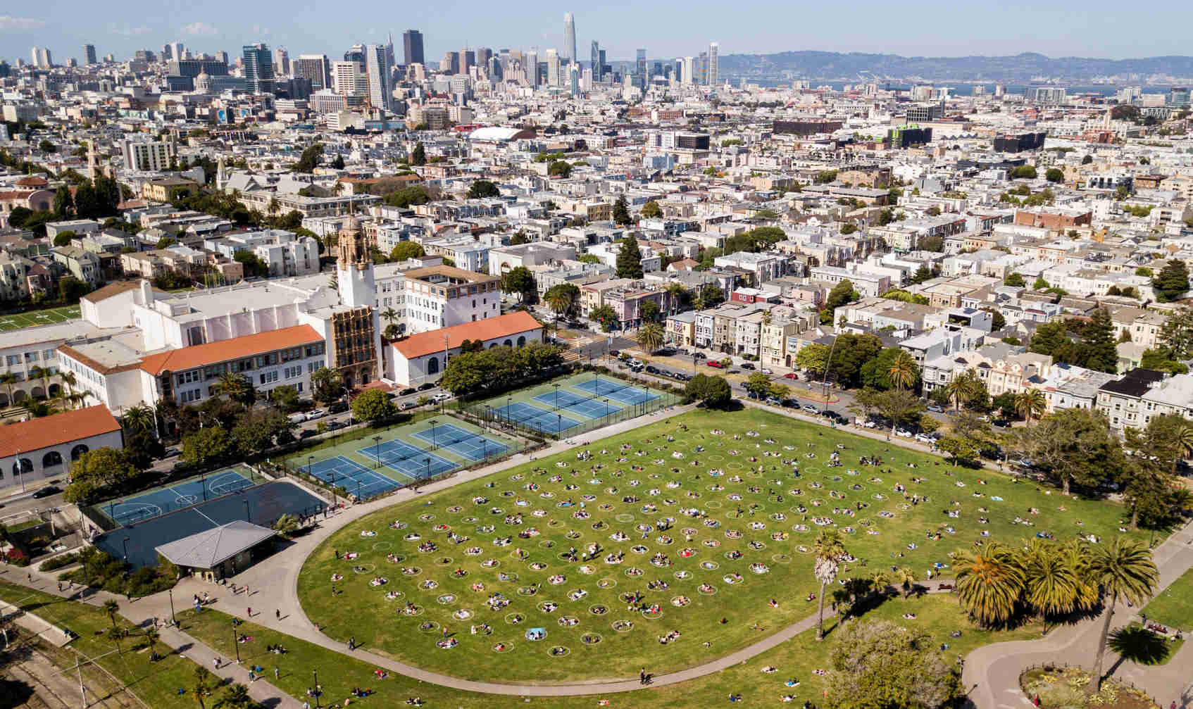 Jaga Jarak Saat Berjemur di Taman Dolores