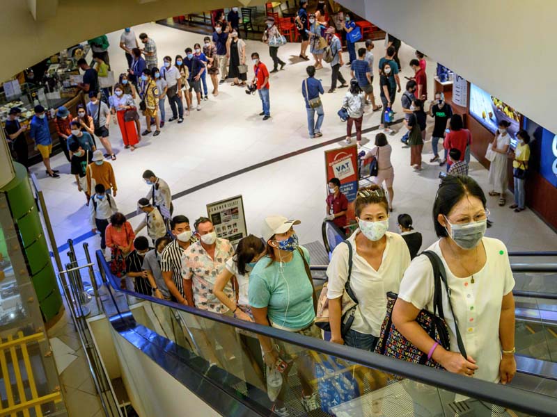 Warga Serbu Mal Yang Baru Dibuka