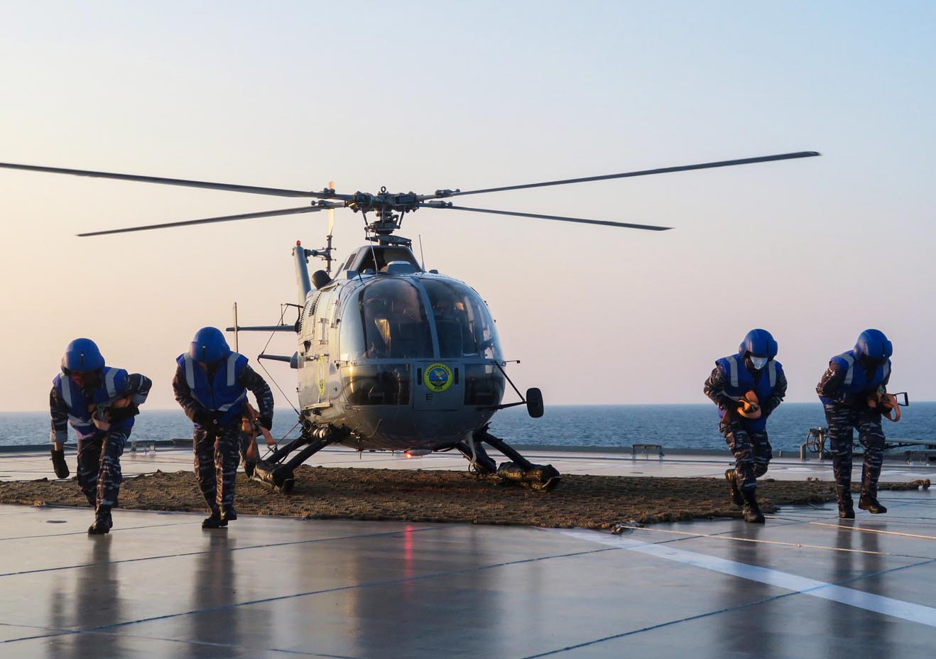 Persiapan Patroli Helikopter di KRI Semarang-594