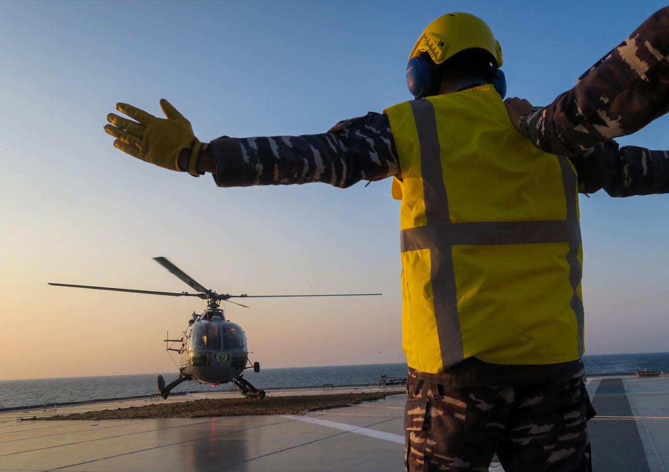 Persiapan Patroli Helikopter di KRI Semarang-594