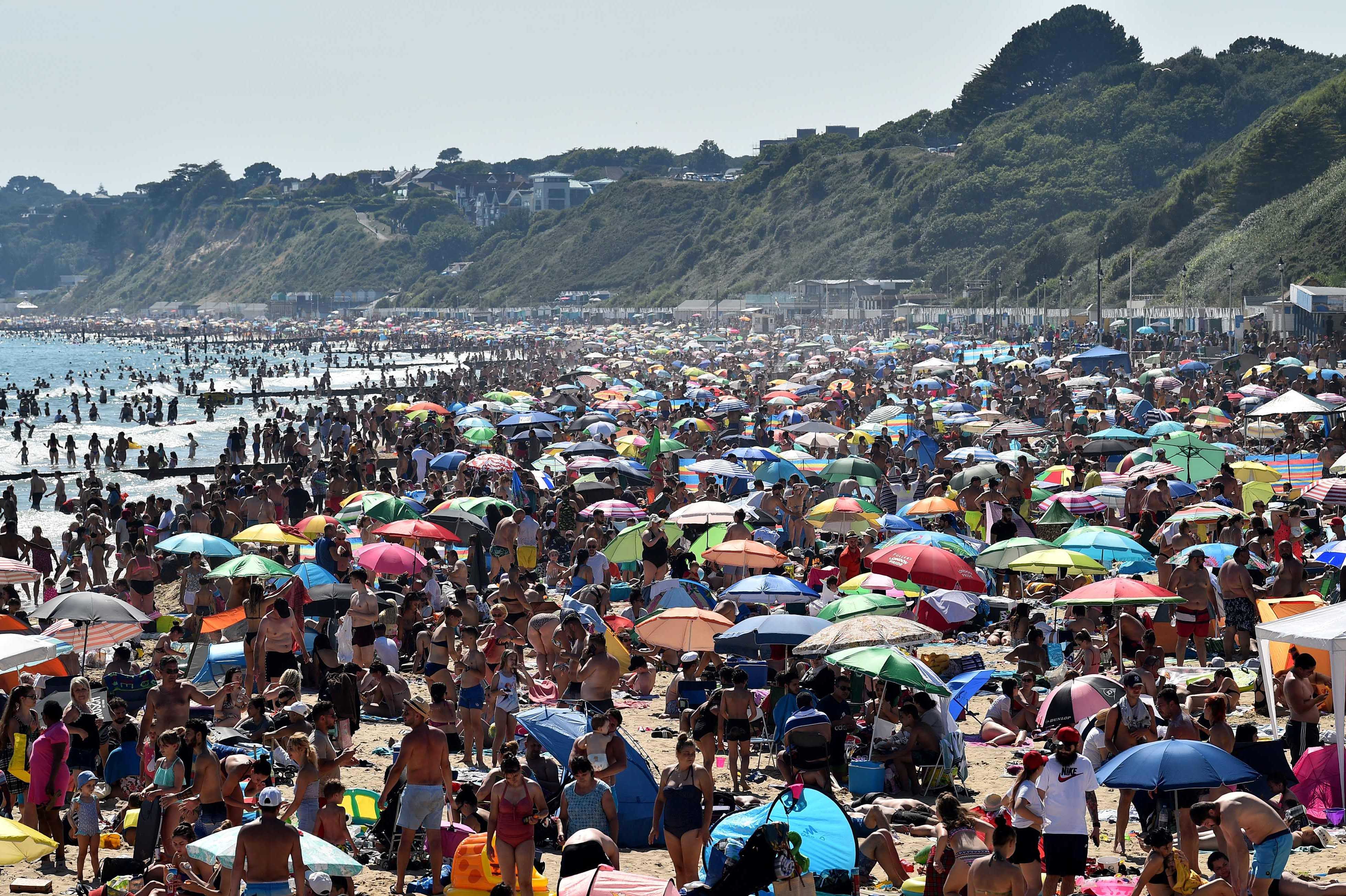 Warga Inggris Padati Pantai Bournemouth