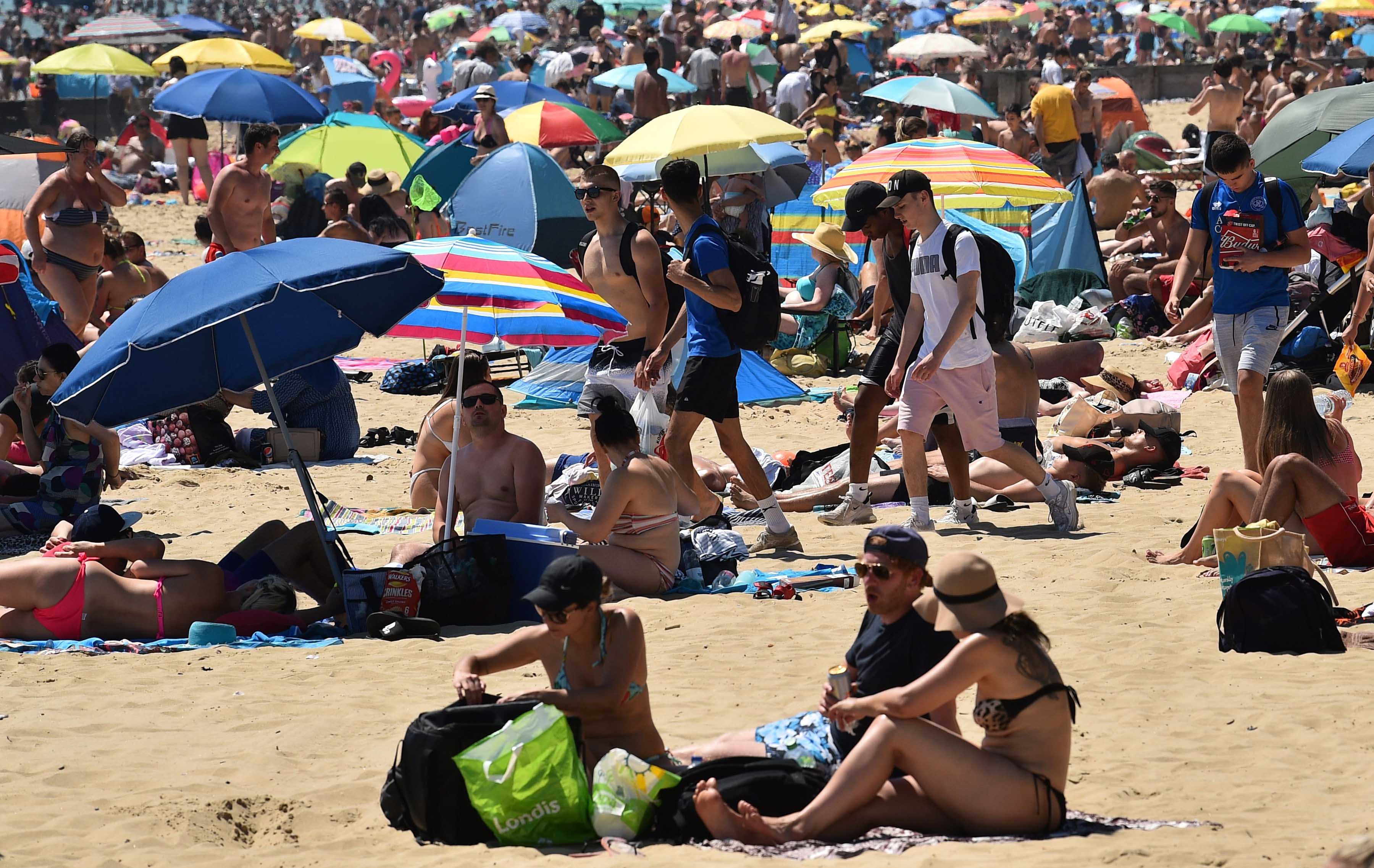 Warga Inggris Padati Pantai Bournemouth