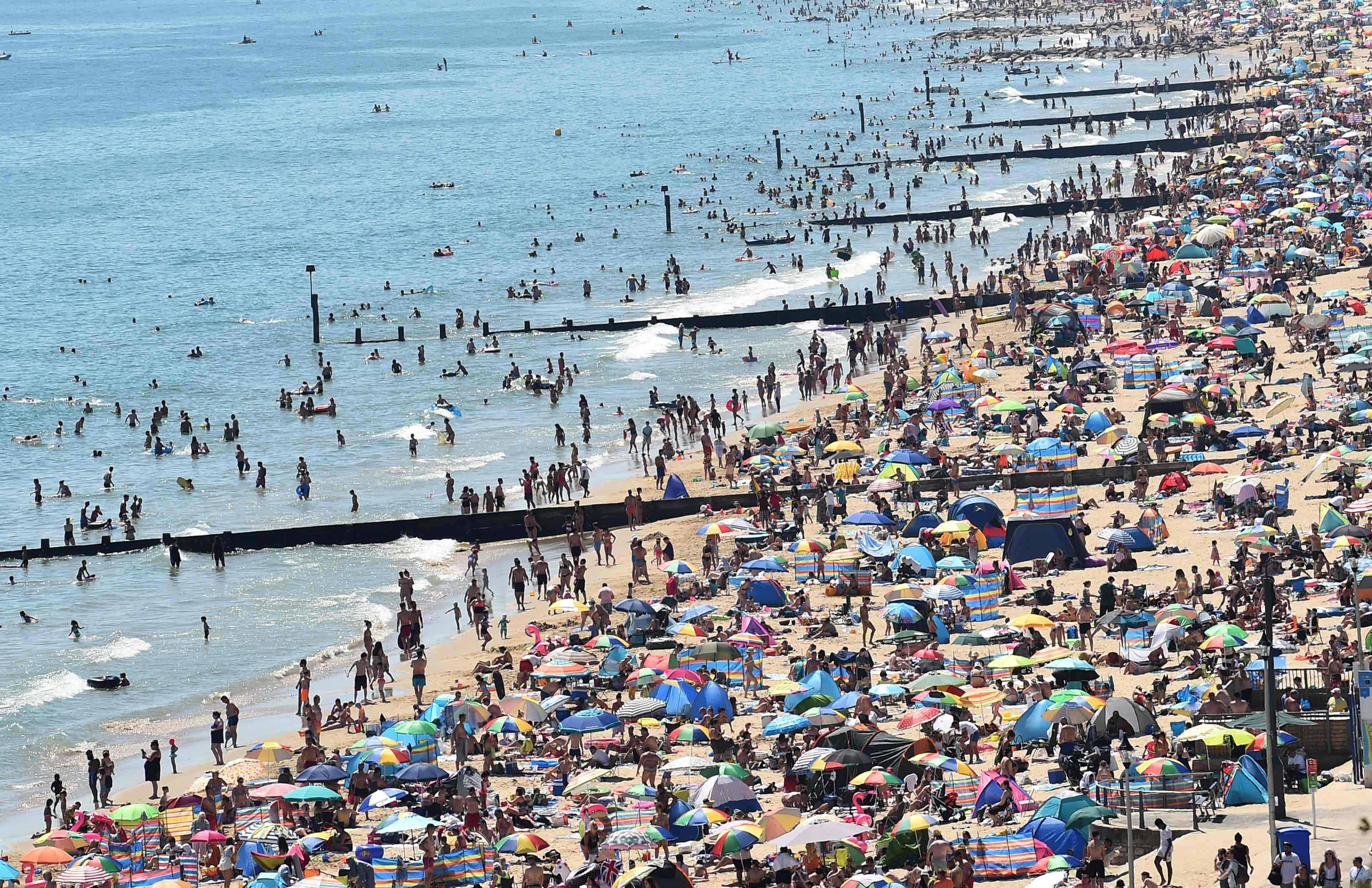 Warga Inggris Padati Pantai Bournemouth