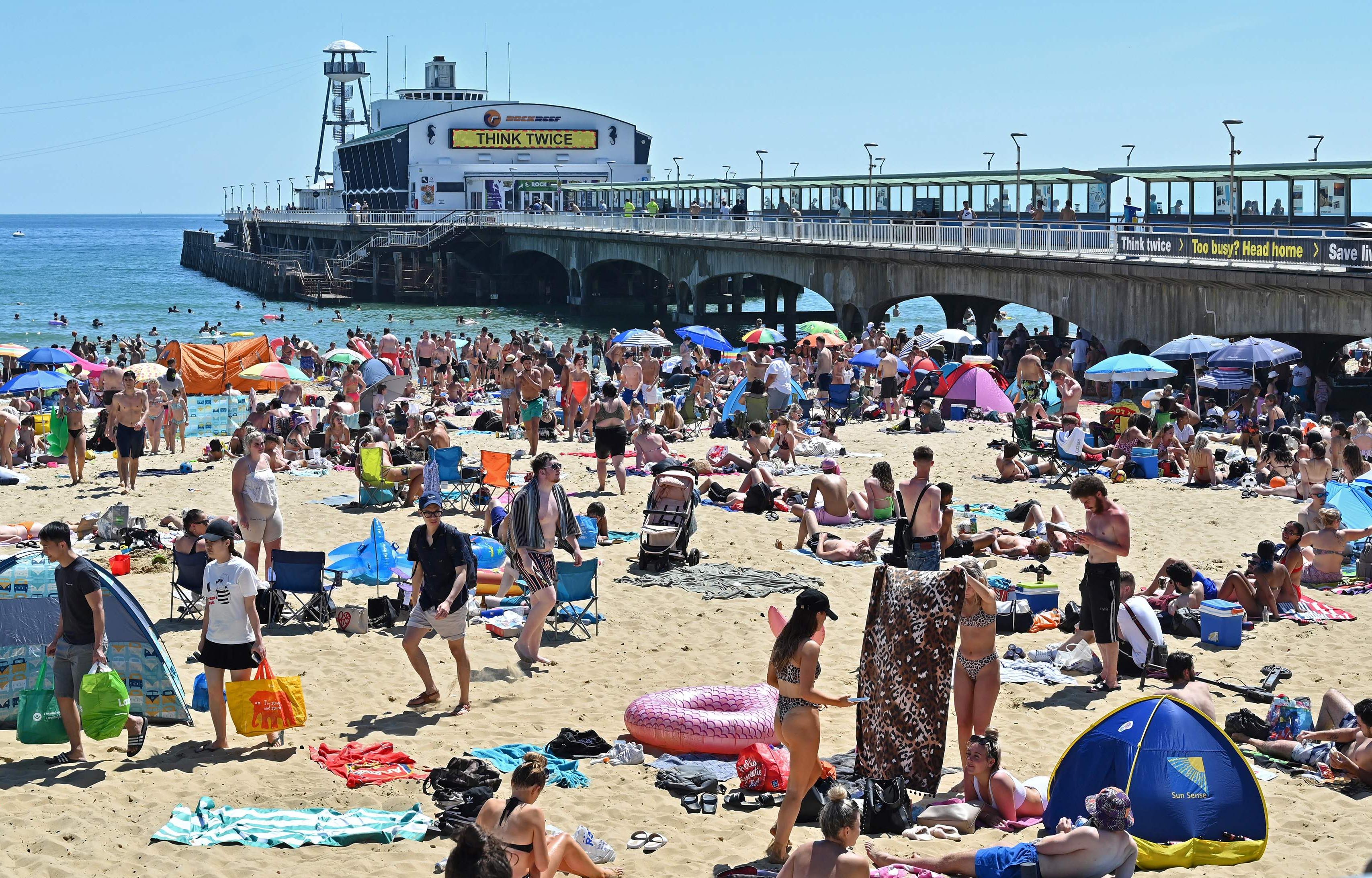 Warga Inggris Padati Pantai Bournemouth