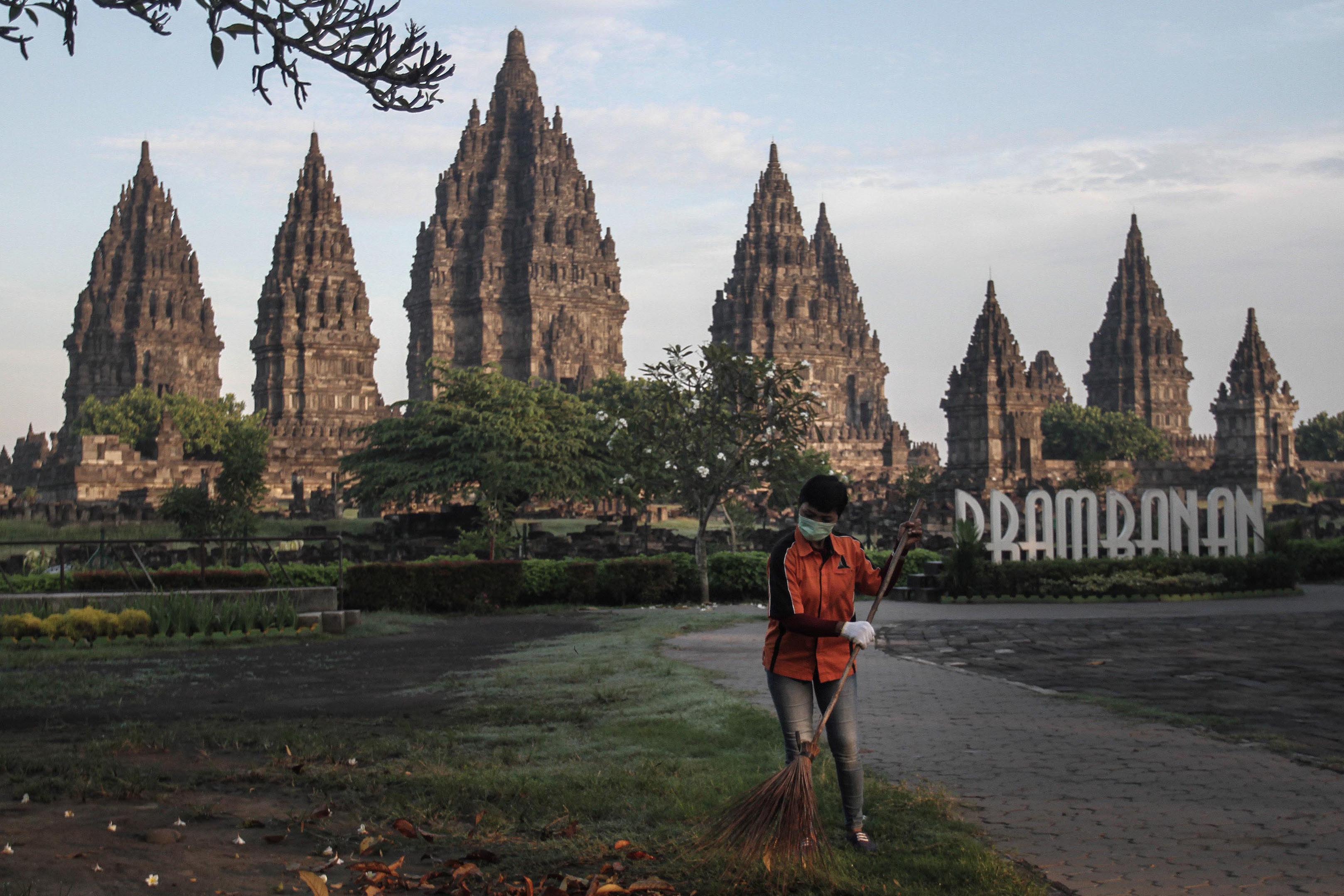 Percobaan Pembukaan Candi Prambanan