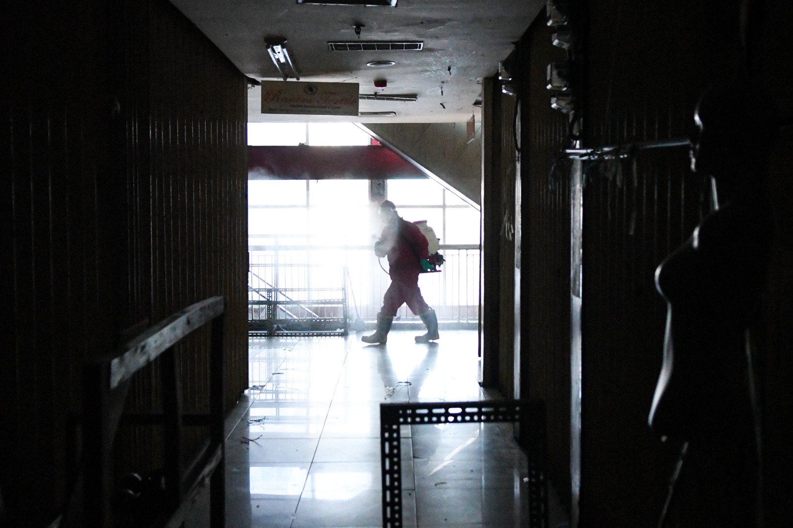 Penyemprotan Disinfektan di Pasar Tanah Abang