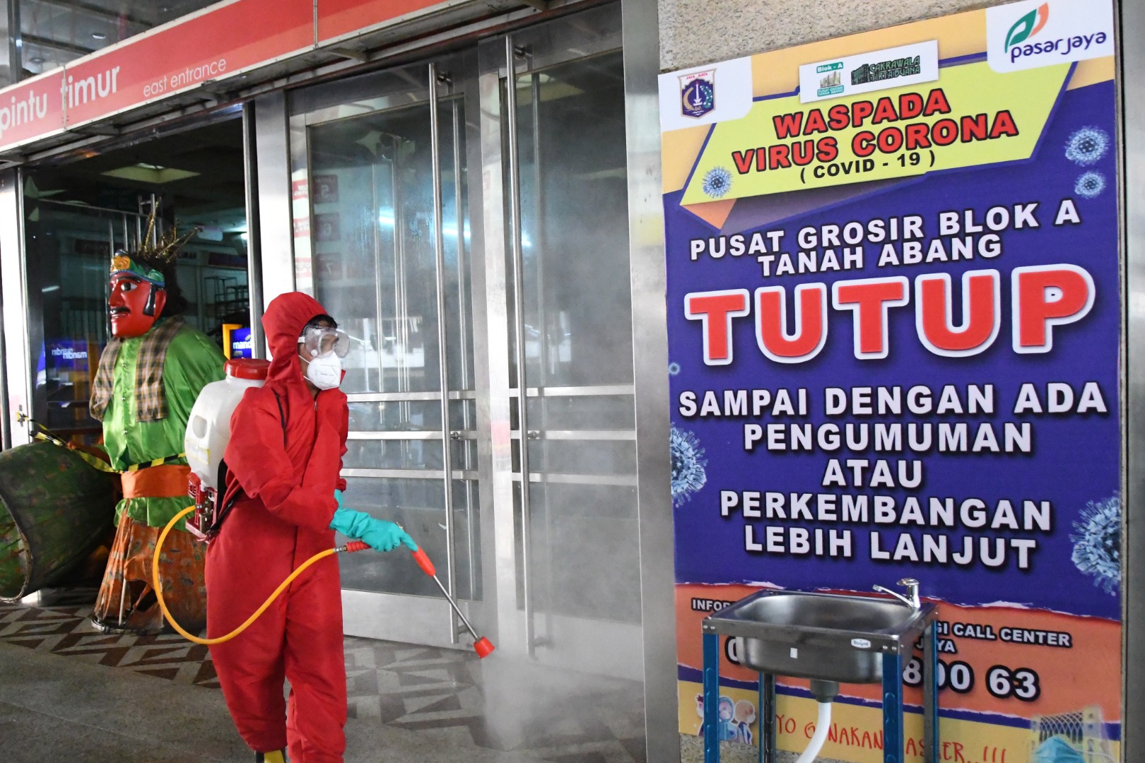Penyemprotan Disinfektan di Pasar Tanah Abang